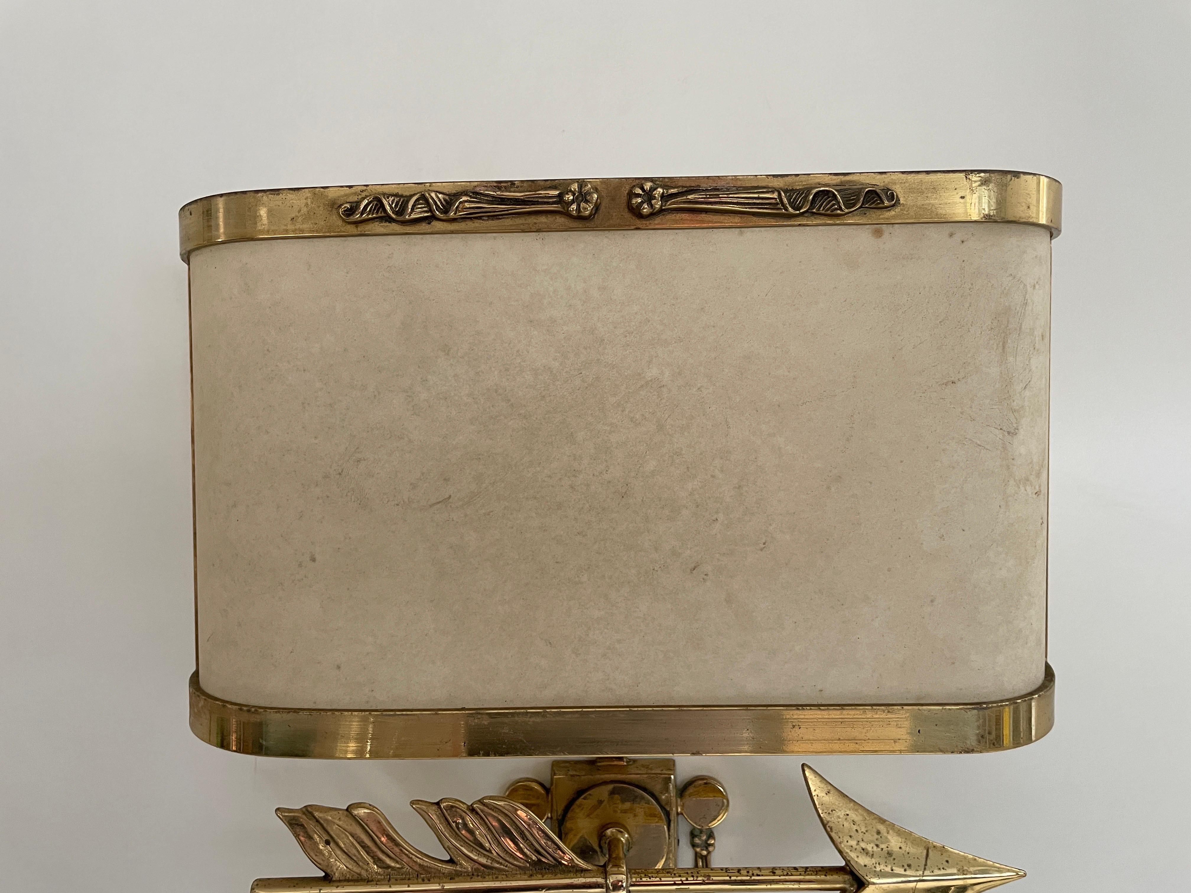 Milieu du XXe siècle Paire d'appliques Arrow en laiton avec abat-jour en forme de cocon, Italie, années 1960 en vente