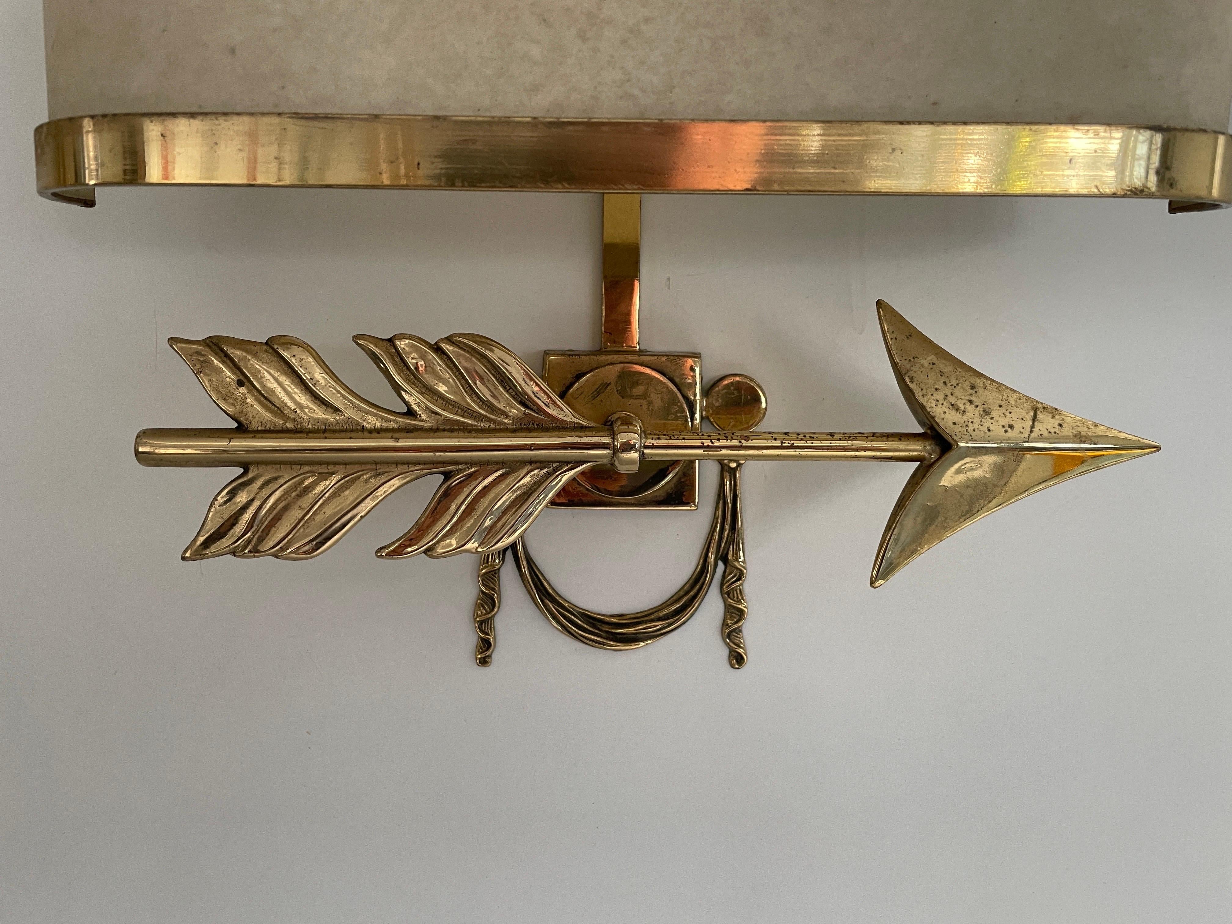 Paire d'appliques Arrow en laiton avec abat-jour en forme de cocon, Italie, années 1960 en vente 2