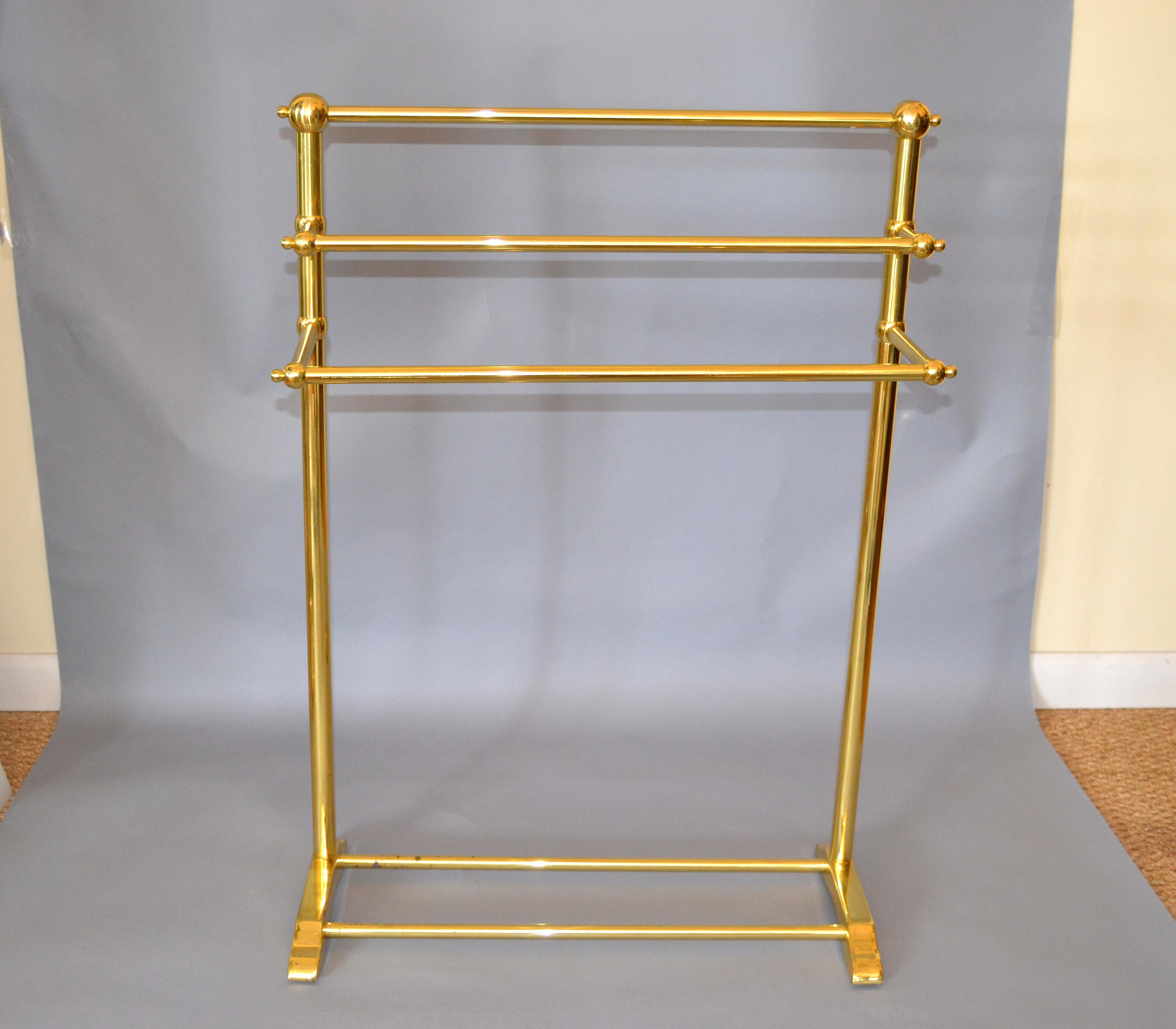 Mid-Century Modern Brass Pedestal Three-Tier Towel Rack, Stand Made in England In Good Condition In Miami, FL