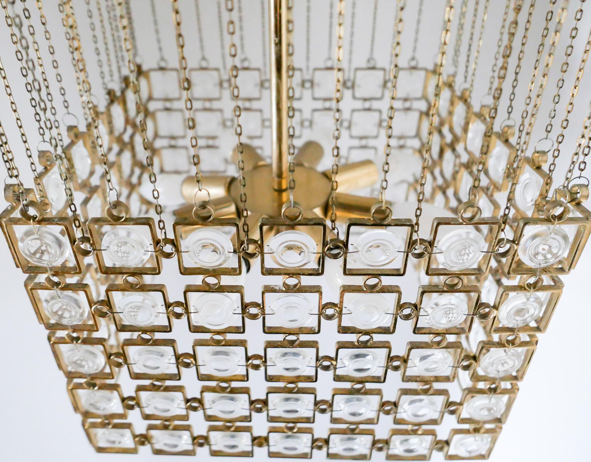 Mid-Century Modern Golden Pendant chandelier by Gaetano Sciolari, Italy 1970s.

This stunning pendant chandelier by the famous Italian Designer Gaetano Sciolari features ornamental details and a wonderful patina which add a truly glamorous touch