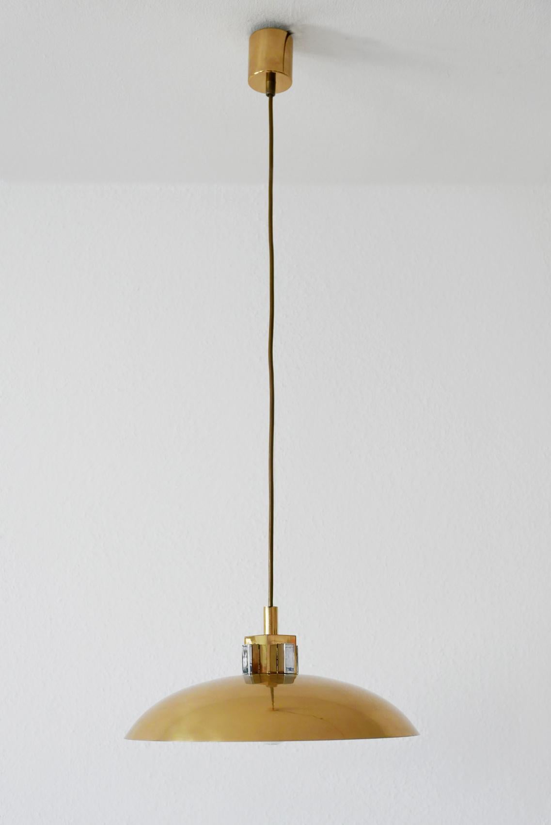 Beautiful Mid-Century Modern pendant lamp in Art Deco design. Manufactured by Art-line Wohndecor, 1980s, Cologne, Germany

Executed in polished brass. The lamp needs one E27 Edison screw fit bulb, is wired. It runs both on 110 / 230 Volt.