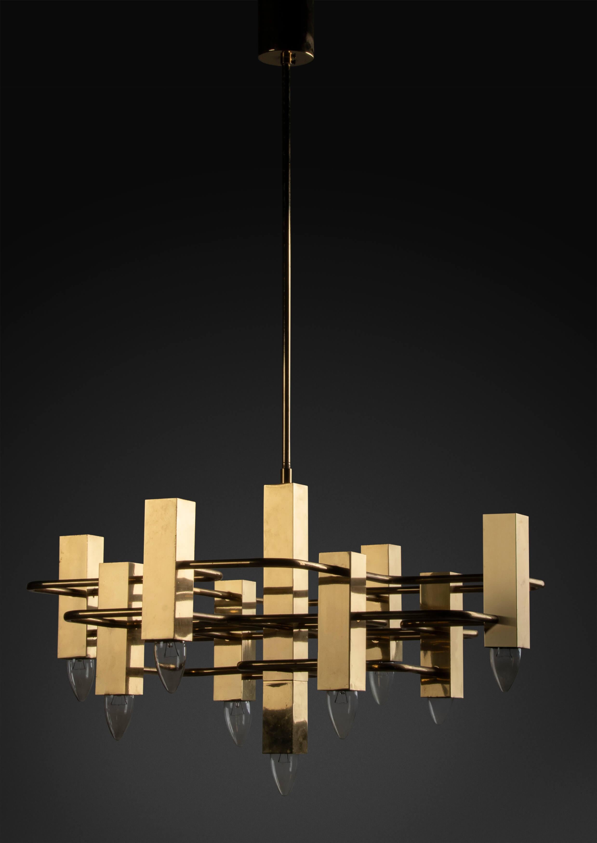 Beautiful vintage brass lamp, produced by the Belgian maker S.A. Boulanger. The lamp has beautiful geometric shapes, which fit perfectly in the style of the mid-20th century modern style.
The lamp has 9 light points. This lamp was designed by