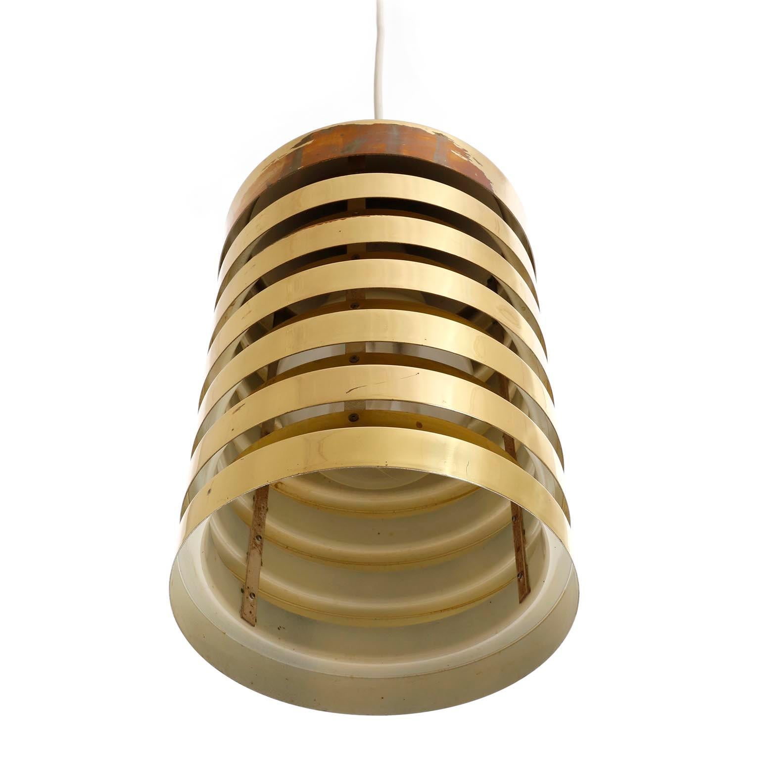 Milieu du XXe siècle Lampe à suspension en laiton moderne du milieu du siècle T487, Hans-Agne Jakobsson Markaryd, années 1960 en vente