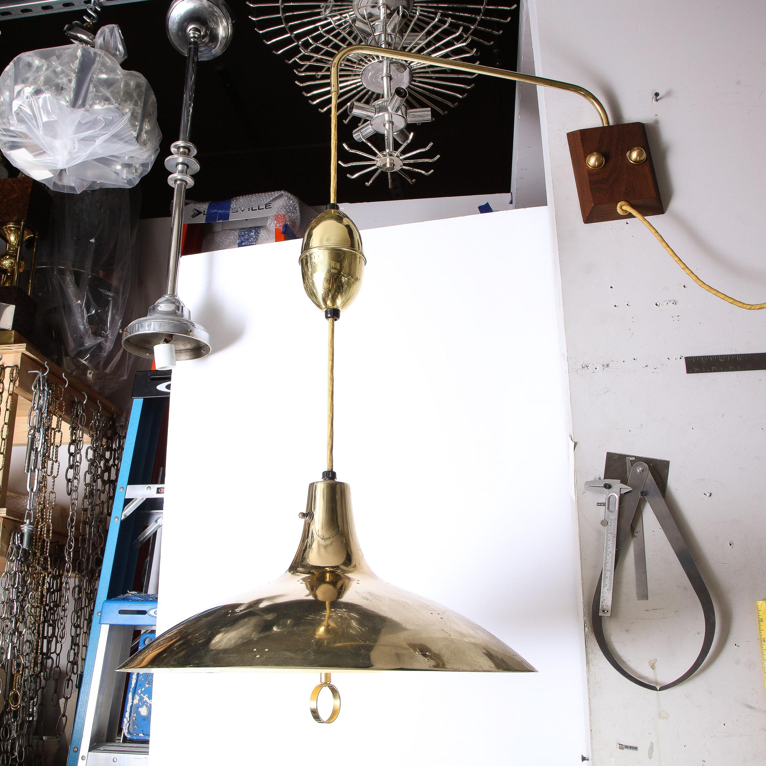 Lampada da parete scultorea in ottone, perspex e noce della modernità di metà secolo in vendita 4