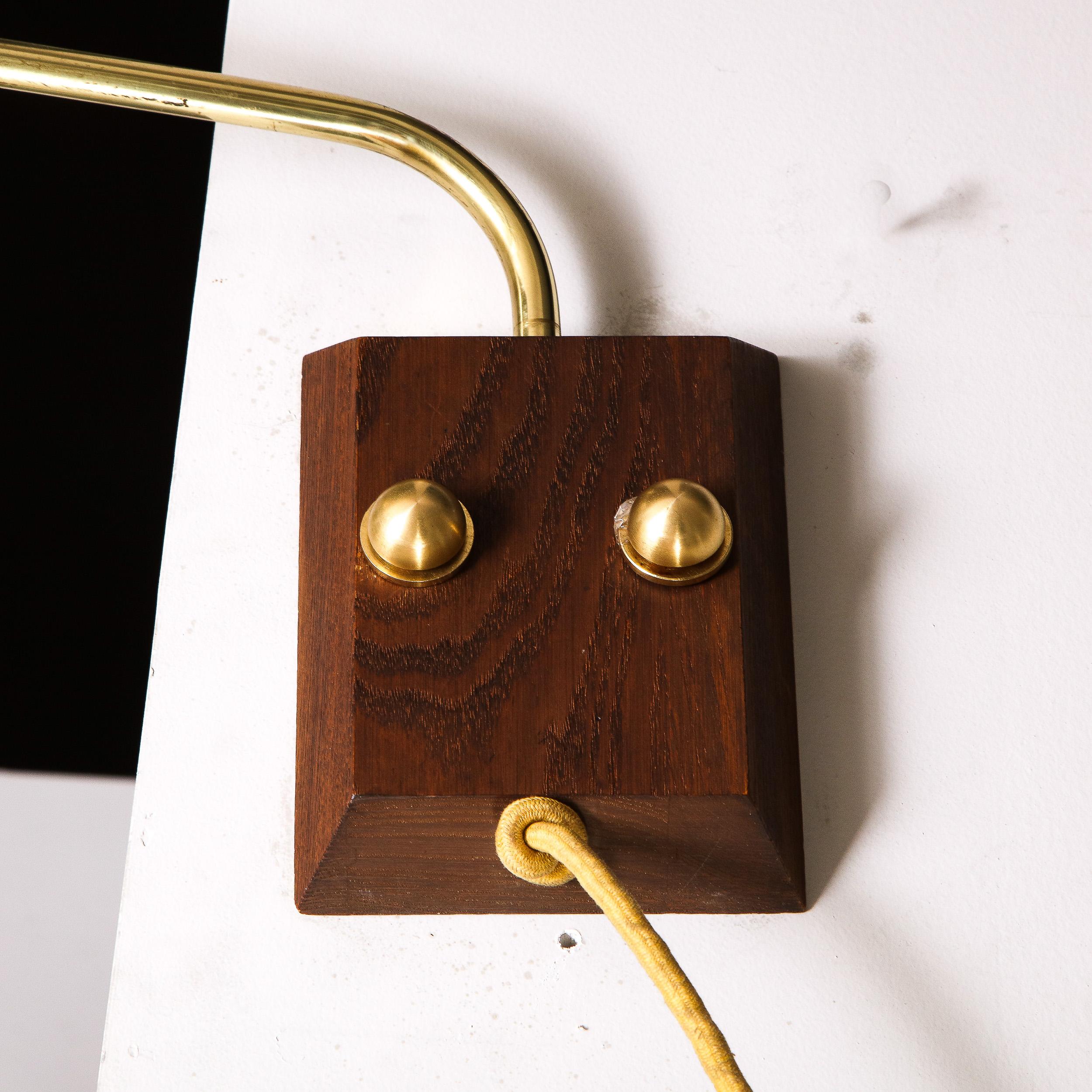 Mid-Century moderno Lampada da parete scultorea in ottone, perspex e noce della modernità di metà secolo in vendita