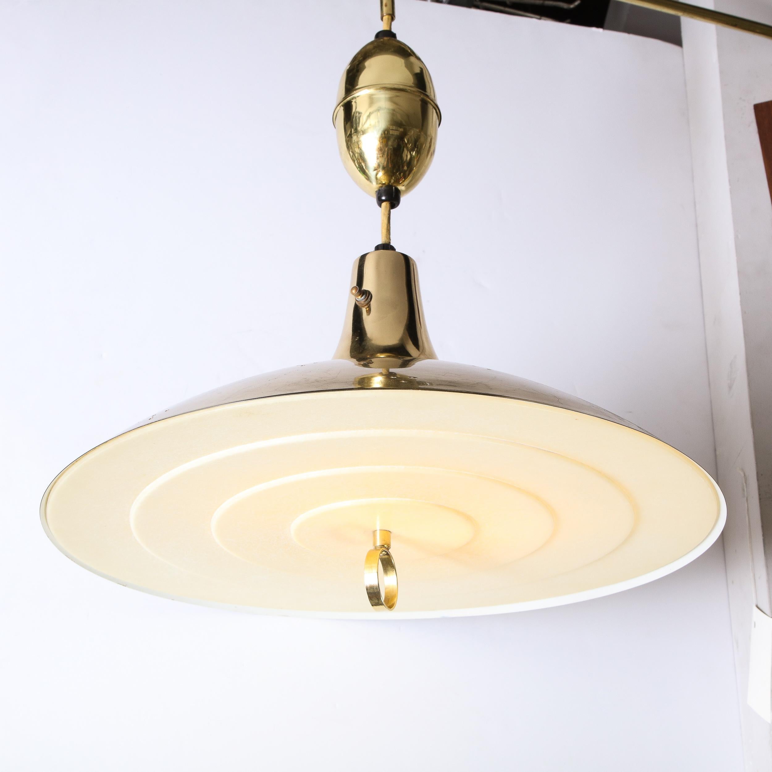 Finlandese Lampada da parete scultorea in ottone, perspex e noce della modernità di metà secolo in vendita