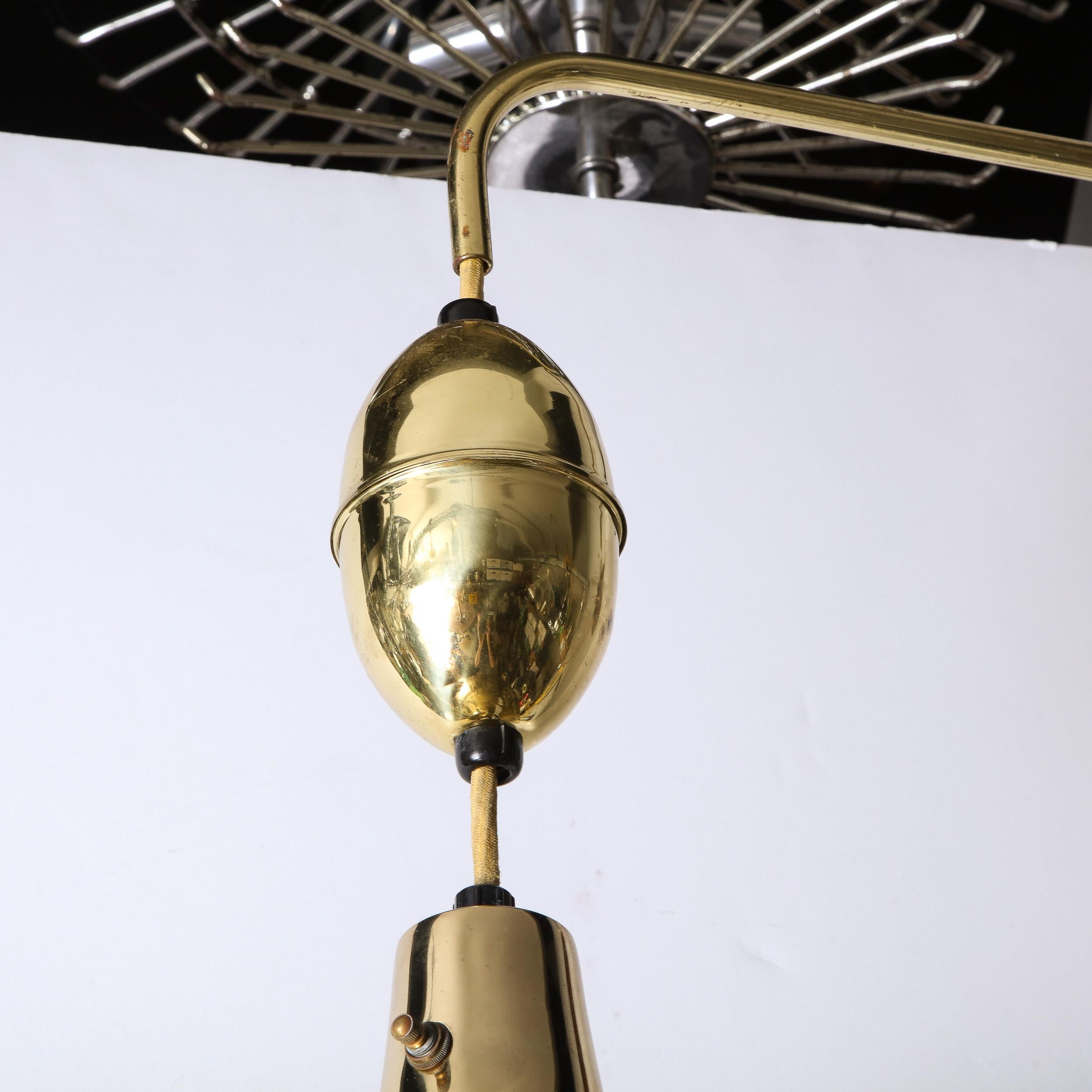 Lampada da parete scultorea in ottone, perspex e noce della modernità di metà secolo In condizioni ottime in vendita a New York, NY