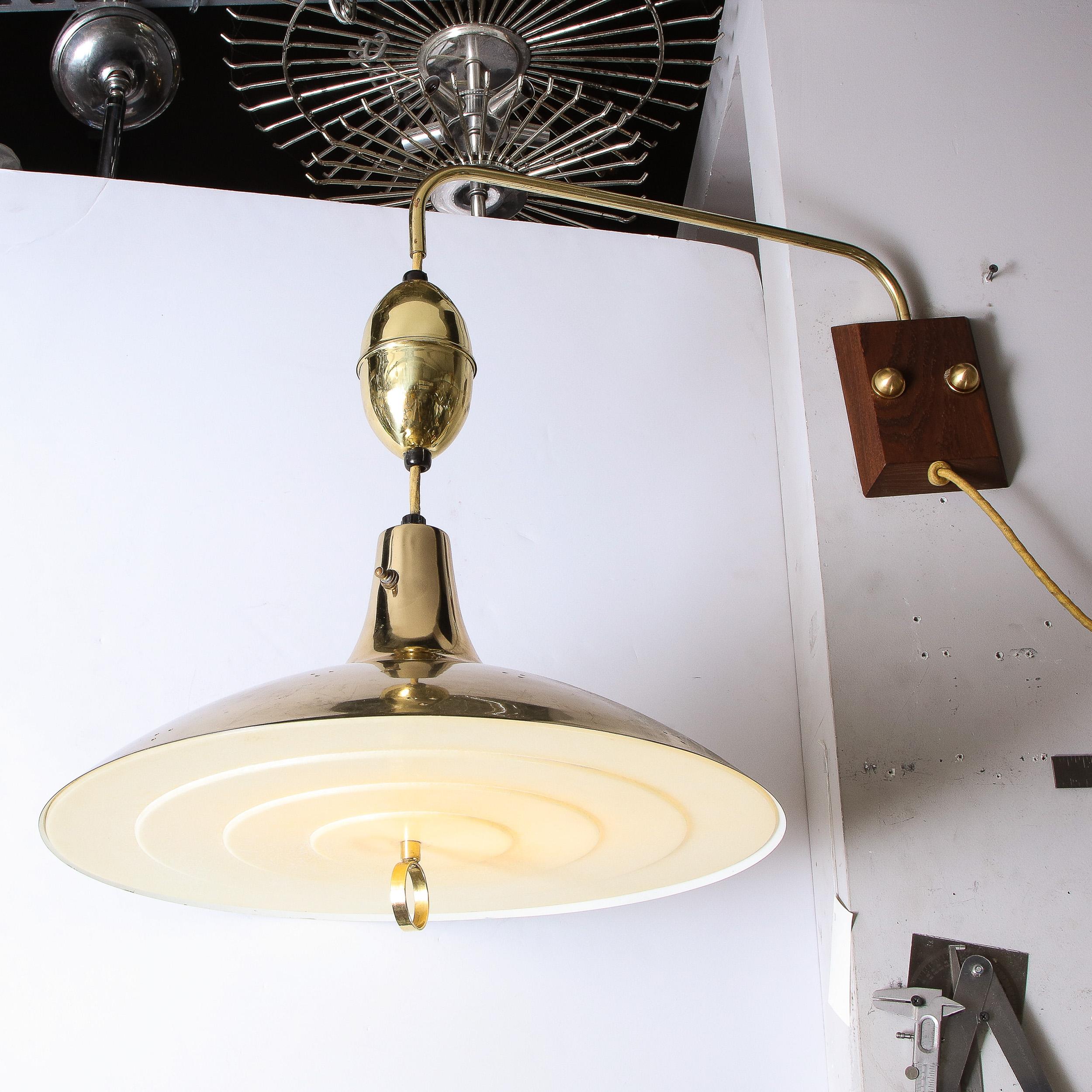 Metà XX secolo Lampada da parete scultorea in ottone, perspex e noce della modernità di metà secolo in vendita
