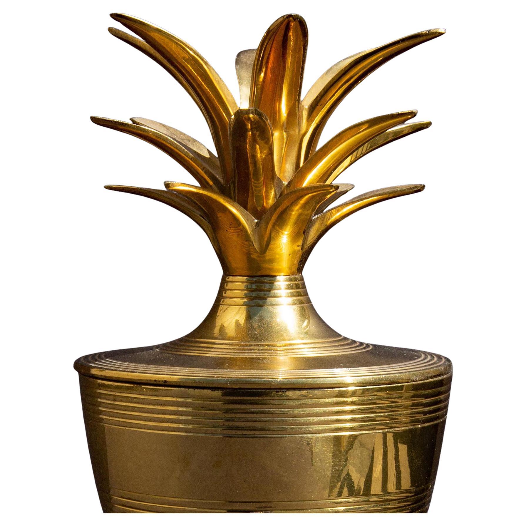 Mid-Century moderno Medio Secolo Moderno  Urna in ottone con ananas in vendita