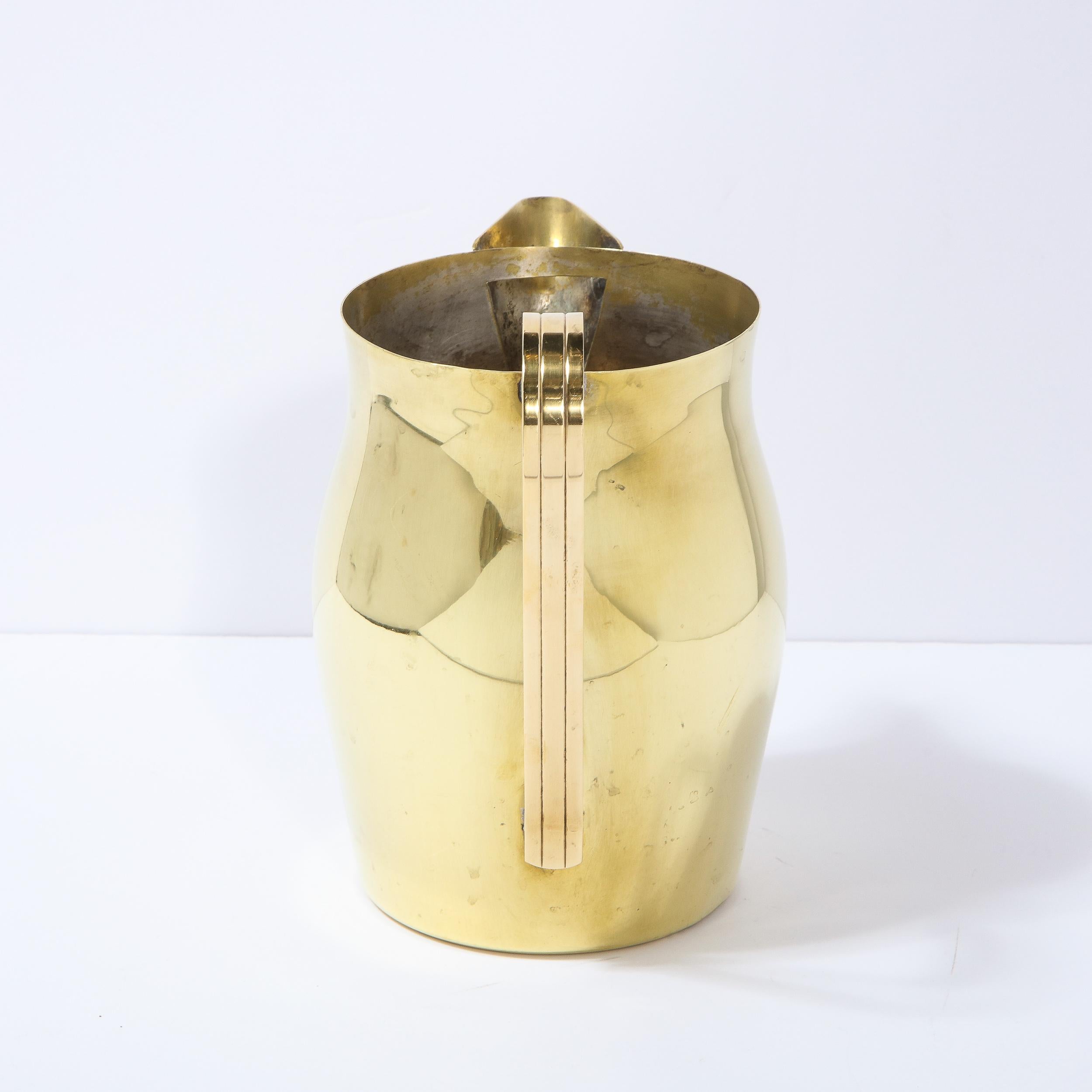 Mid-Century Modern Brass Pitcher by Tommi Parzinger for Dorlyn Silversmiths In Good Condition For Sale In New York, NY