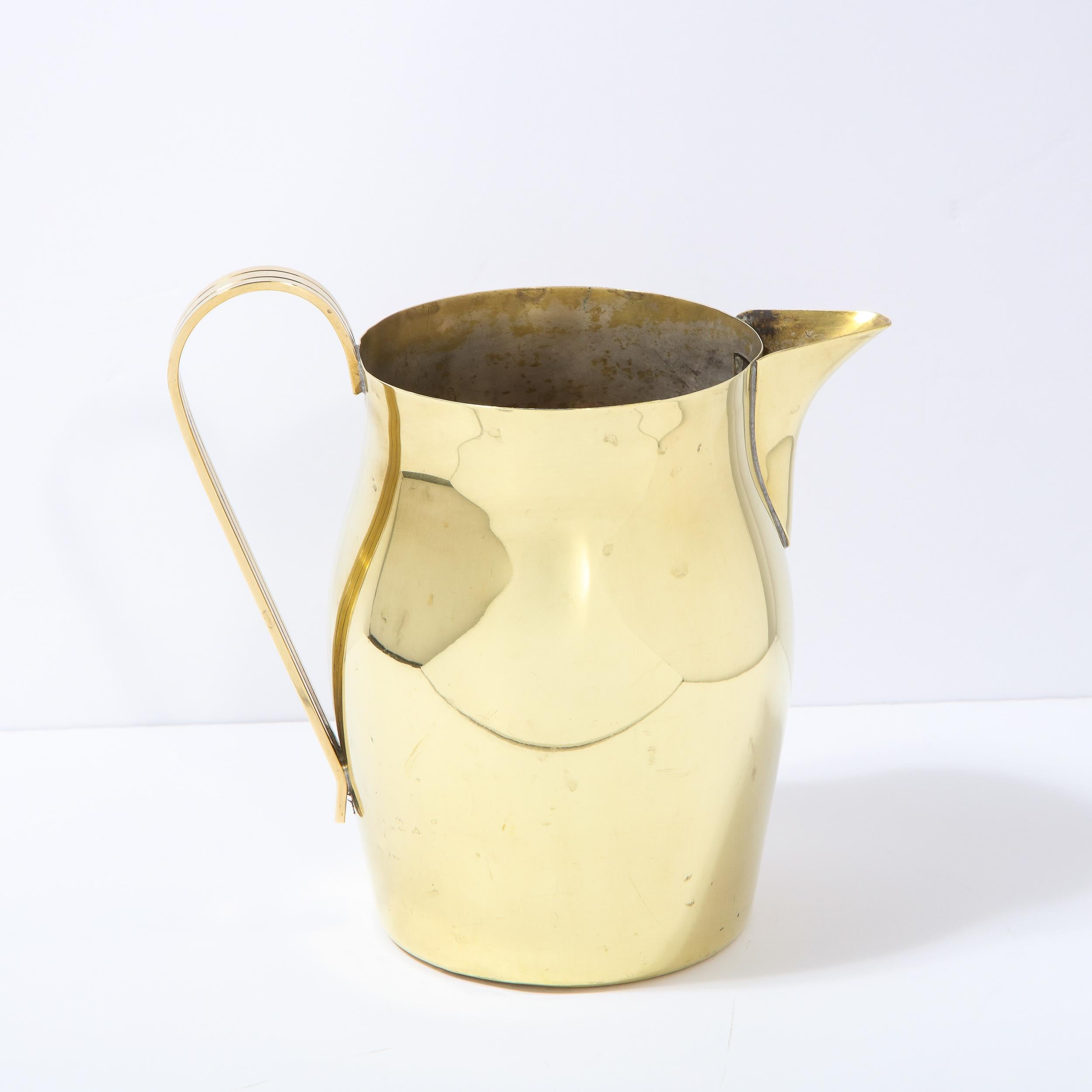 Moderner Messingkrug aus der Mitte des Jahrhunderts von Tommi Parzinger für Dorlyn Silversmiths (Mitte des 20. Jahrhunderts) im Angebot
