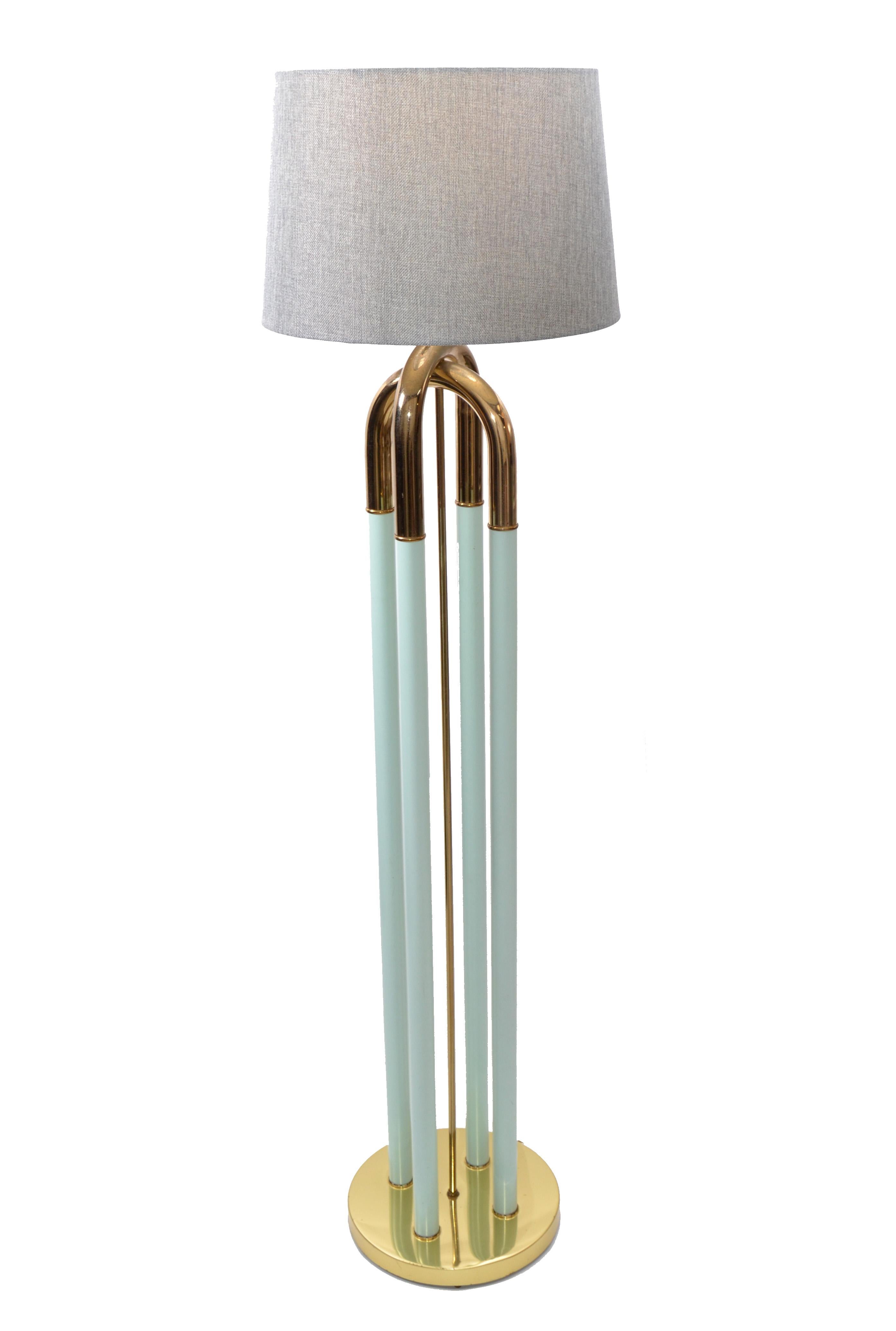 Emaille in Türkis und Messing plattiert Stehlampe Mid-Century Modern.
Geeignet für eine Glühbirne mit max. 75 Watt. Die LED-Lampe funktioniert perfekt.
Kein Schatten.