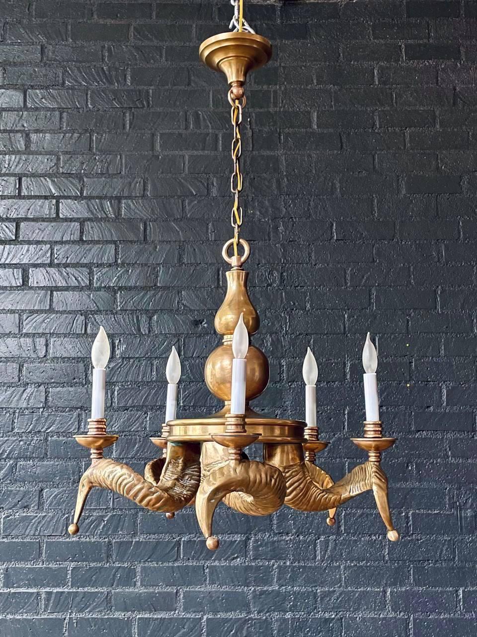 Condit : Condition Vintage Originale
Concepteur : Chapman Lighting
Fabricant : Chapman Lighting

Ce remarquable lustre moderne du milieu du siècle de Chapman Lighting, fabriqué dans les années 1960, présente d'audacieuses cornes de bélier