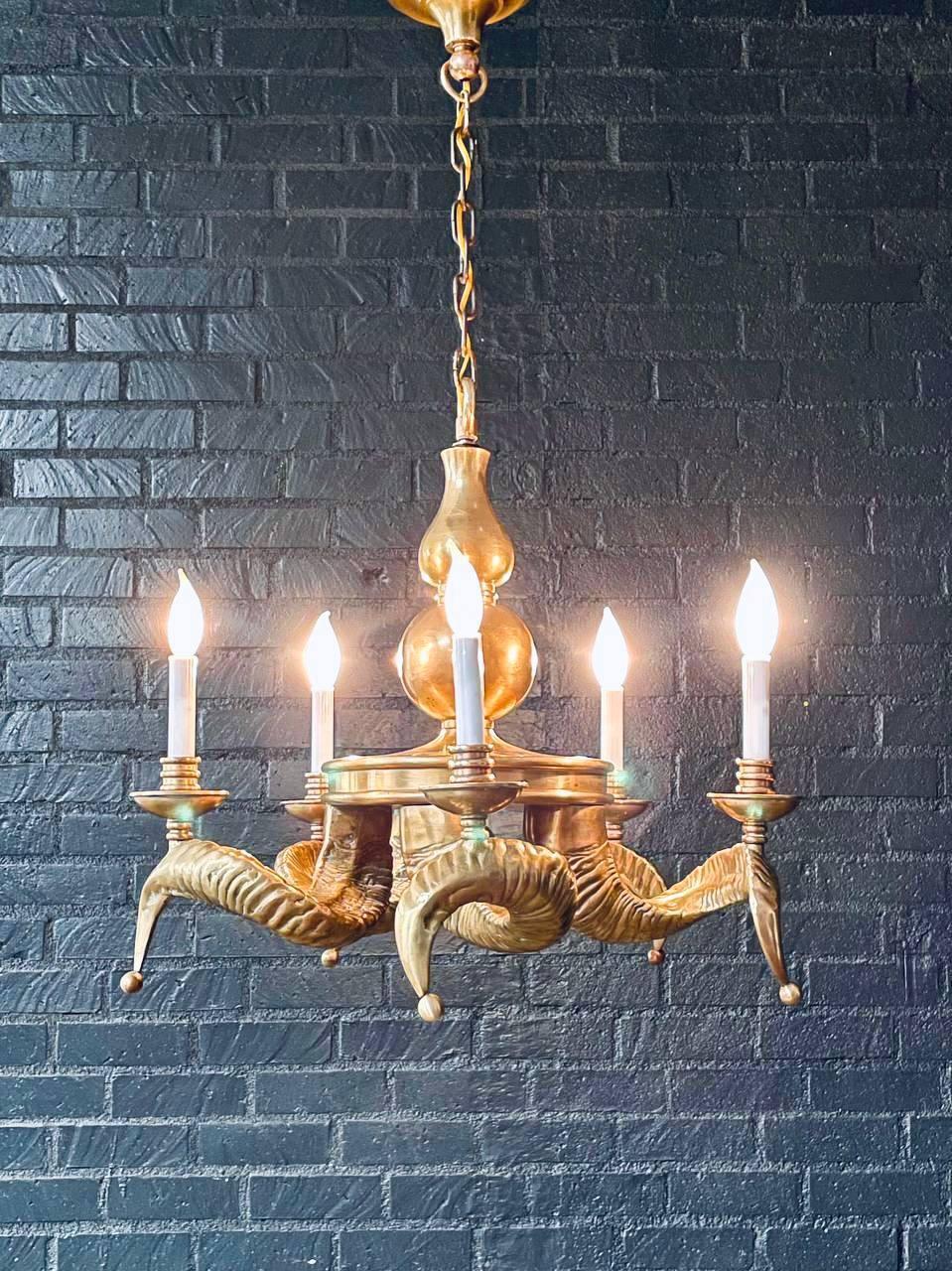 Mid-Century Modern Lustre en corne de bélier en laiton de Chapman, moderne du milieu du siècle dernier en vente