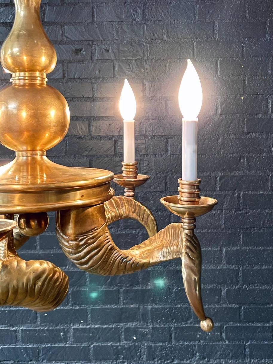 Lustre en corne de bélier en laiton de Chapman, moderne du milieu du siècle dernier Bon état - En vente à Los Angeles, CA