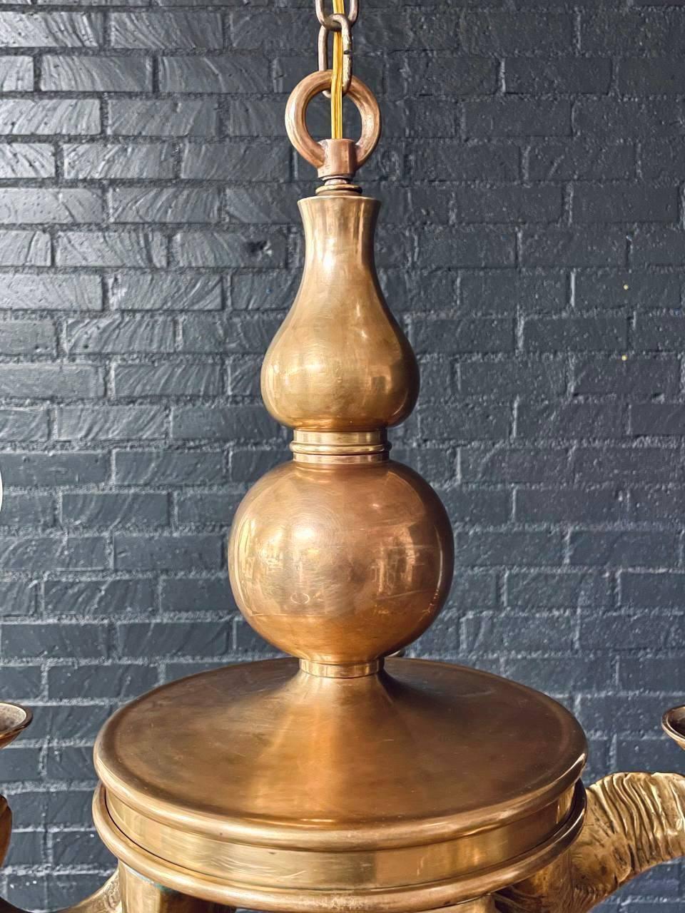 Lustre en corne de bélier en laiton de Chapman, moderne du milieu du siècle dernier en vente 2