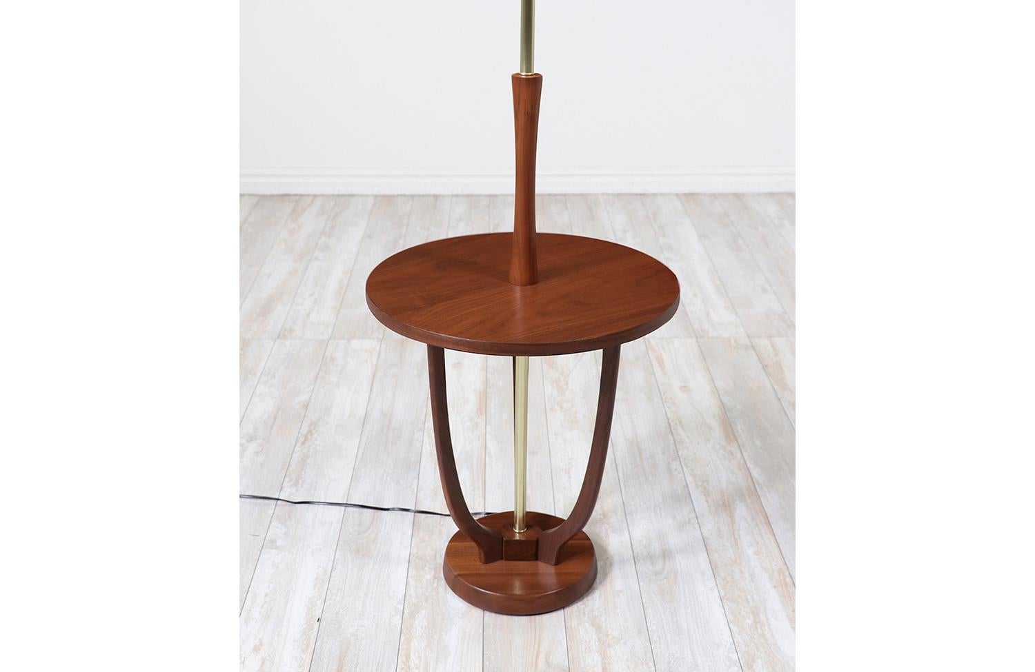 Mid-Century Modern Brass & Sculpted Walnut Floor Lamp with Side Table In Excellent Condition For Sale In Los Angeles, CA