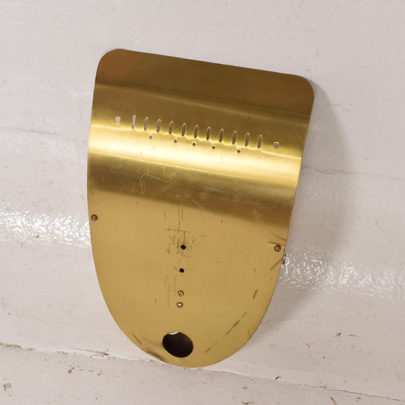 For your consideration, a Mid-Century Modern brass shield sconce after Gio Ponti.

Made in Italy, circa the 1950s.

Very good condition. 

Dimensions: 12