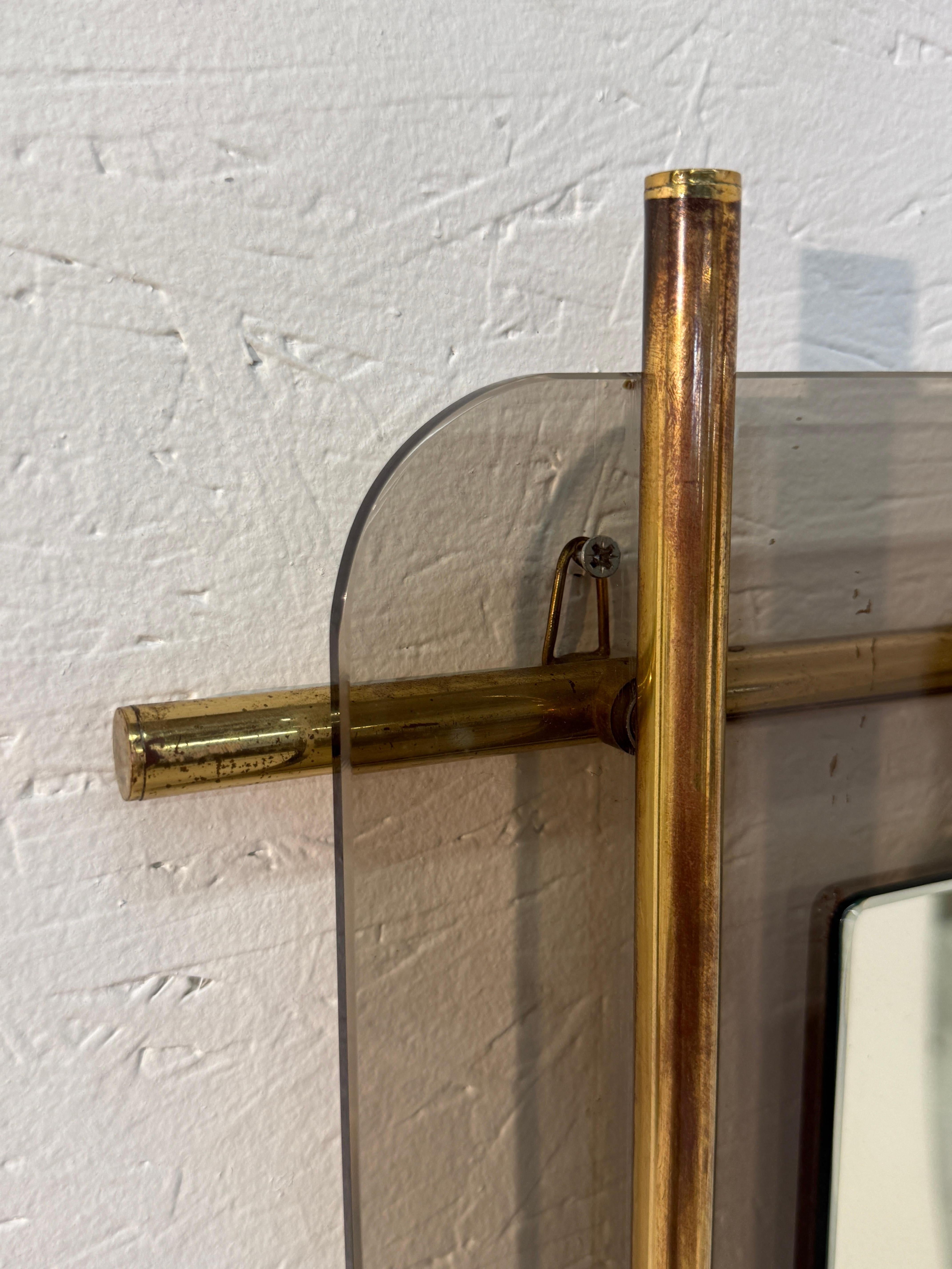Mid-Century Modern Messing & Rauchglas Wandspiegel 1970er (Moderne der Mitte des Jahrhunderts) im Angebot