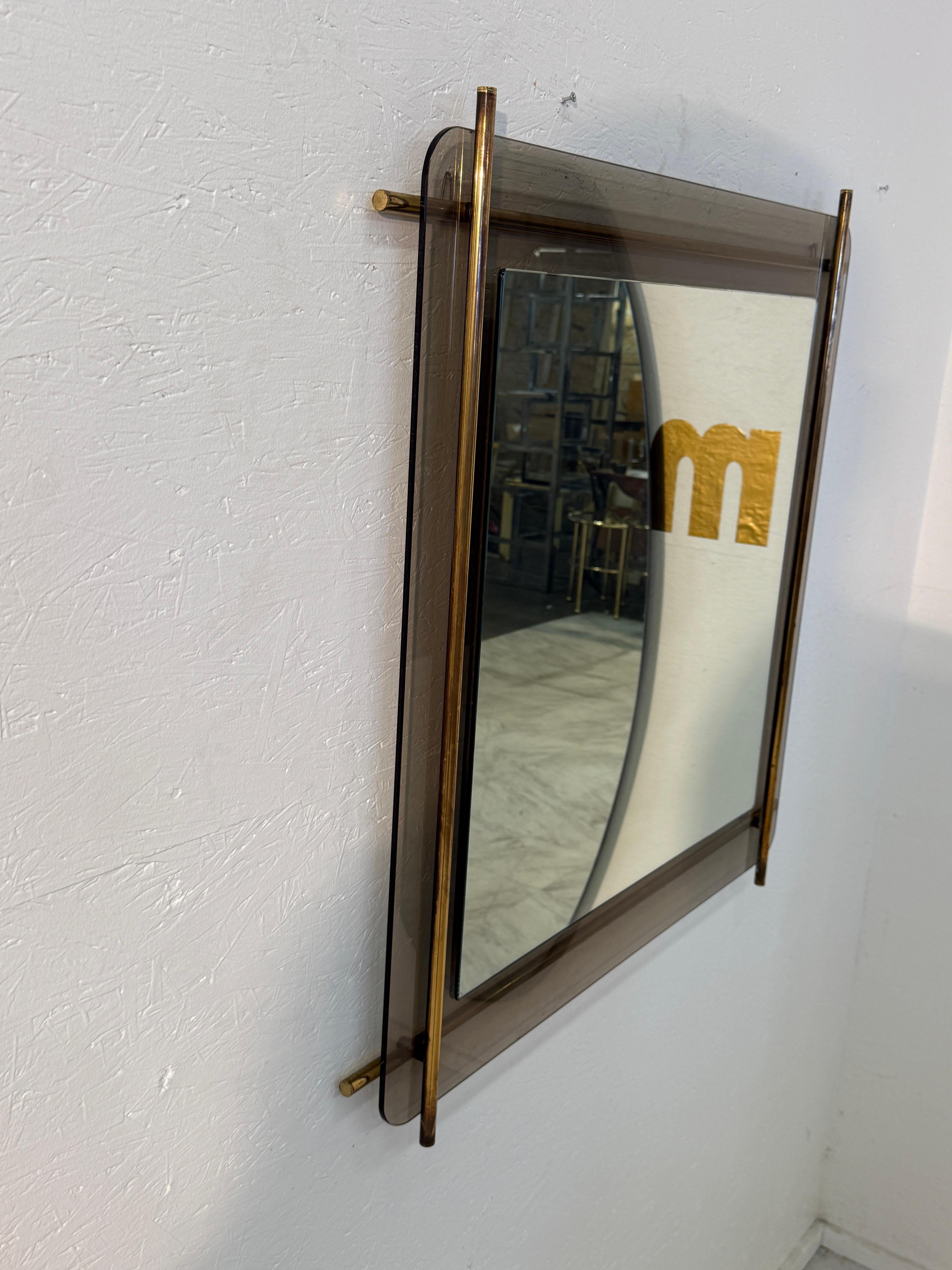 Mid-Century Modern Messing & Rauchglas Wandspiegel 1970er (Ende des 20. Jahrhunderts) im Angebot