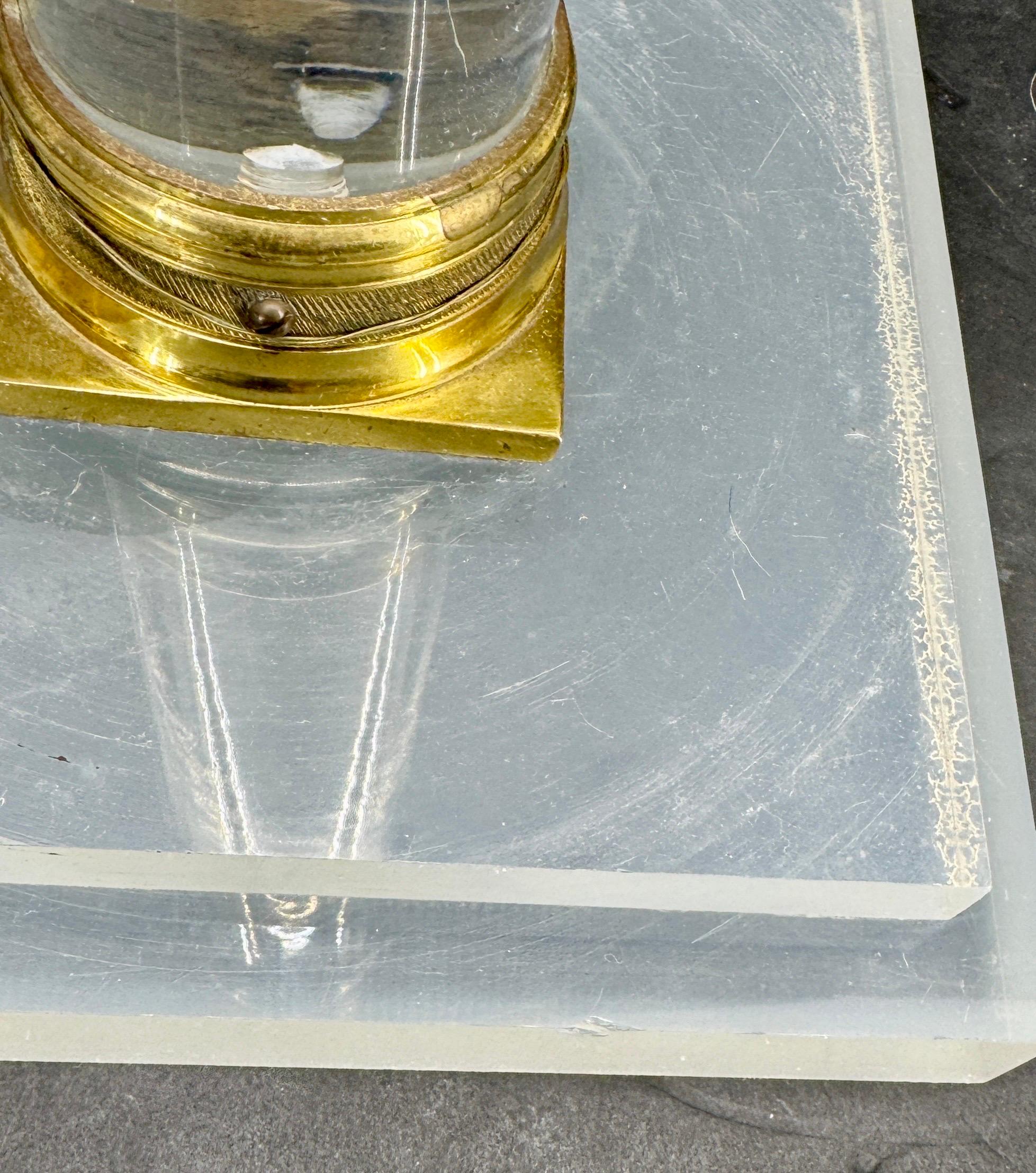 Lampe de table carrée en laiton doré et lucite The Moderns en vente 2