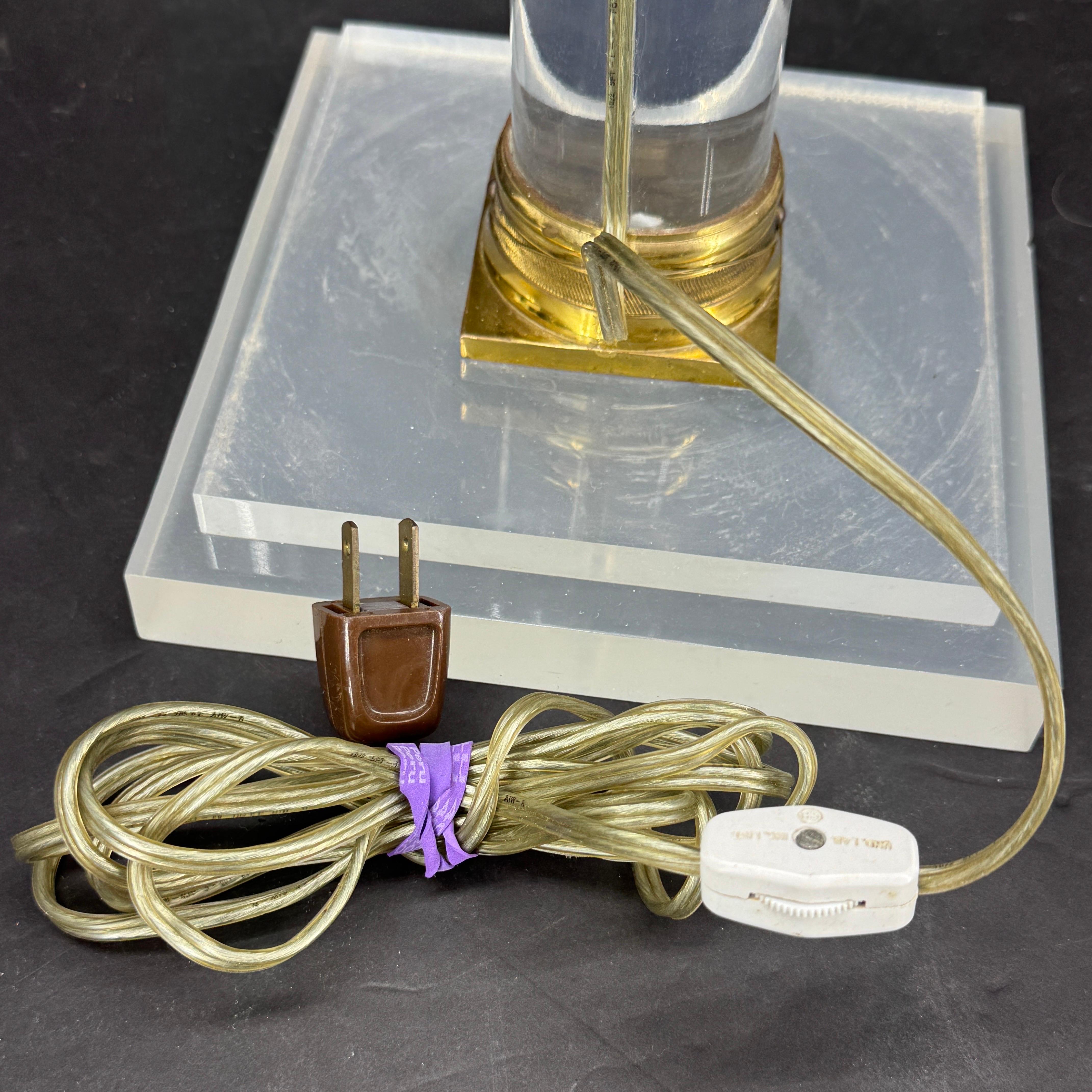 Lampe de table carrée en laiton doré et lucite The Moderns en vente 3