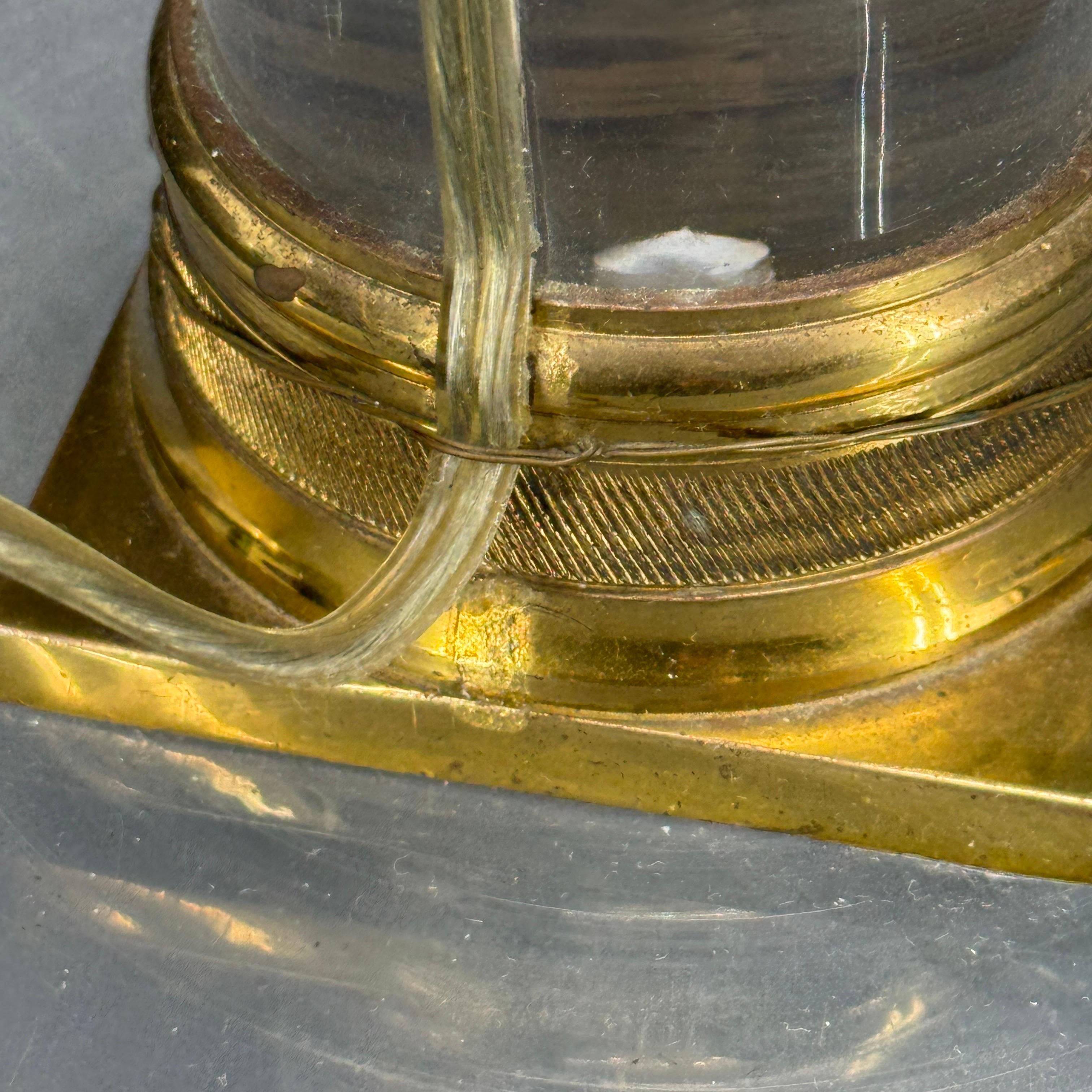 Lampe de table carrée en laiton doré et lucite The Moderns en vente 4