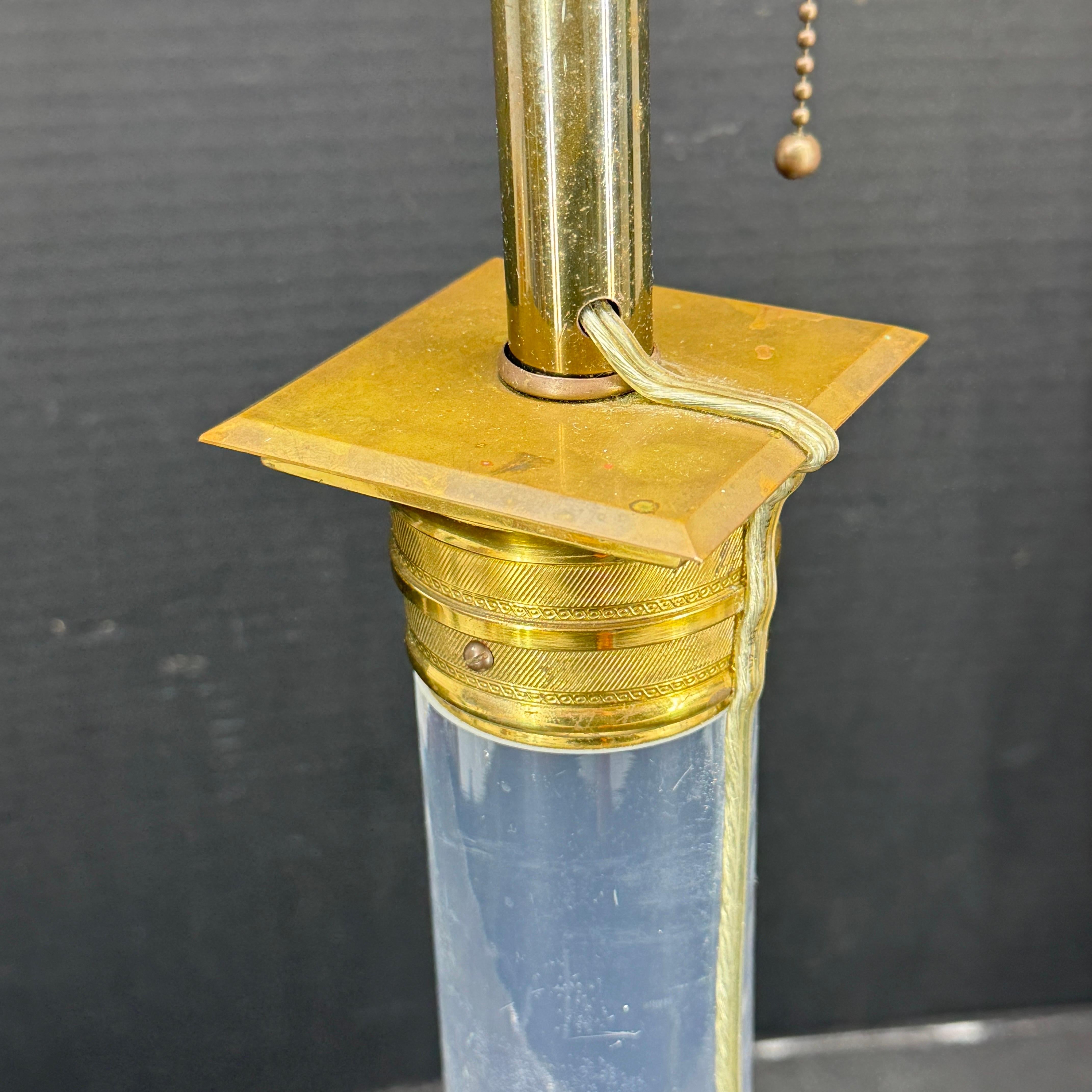 Lampe de table carrée en laiton doré et lucite The Moderns en vente 5