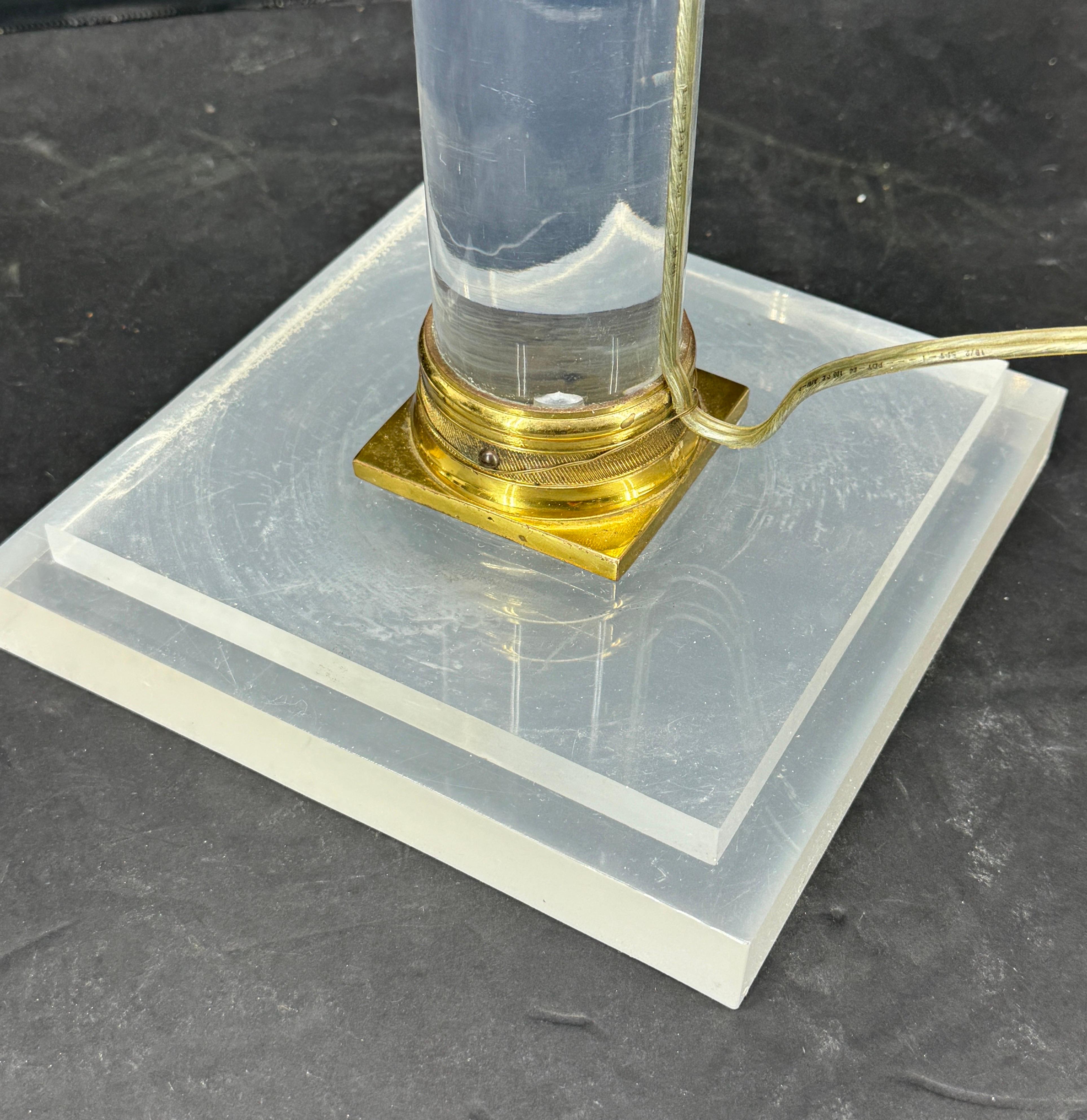 Lampe de table carrée en laiton doré et lucite The Moderns en vente 6