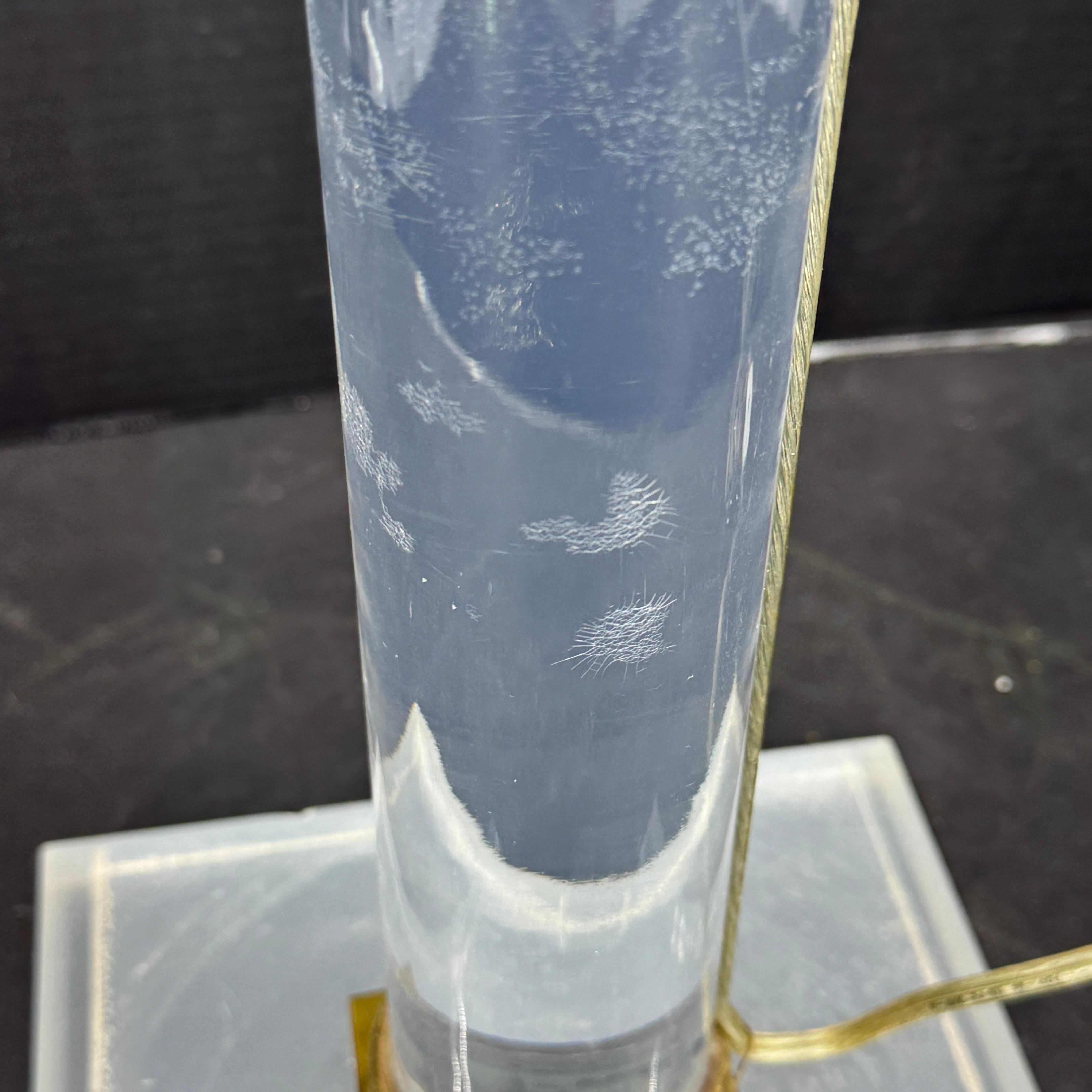 Lampe de table carrée en laiton doré et lucite The Moderns en vente 7