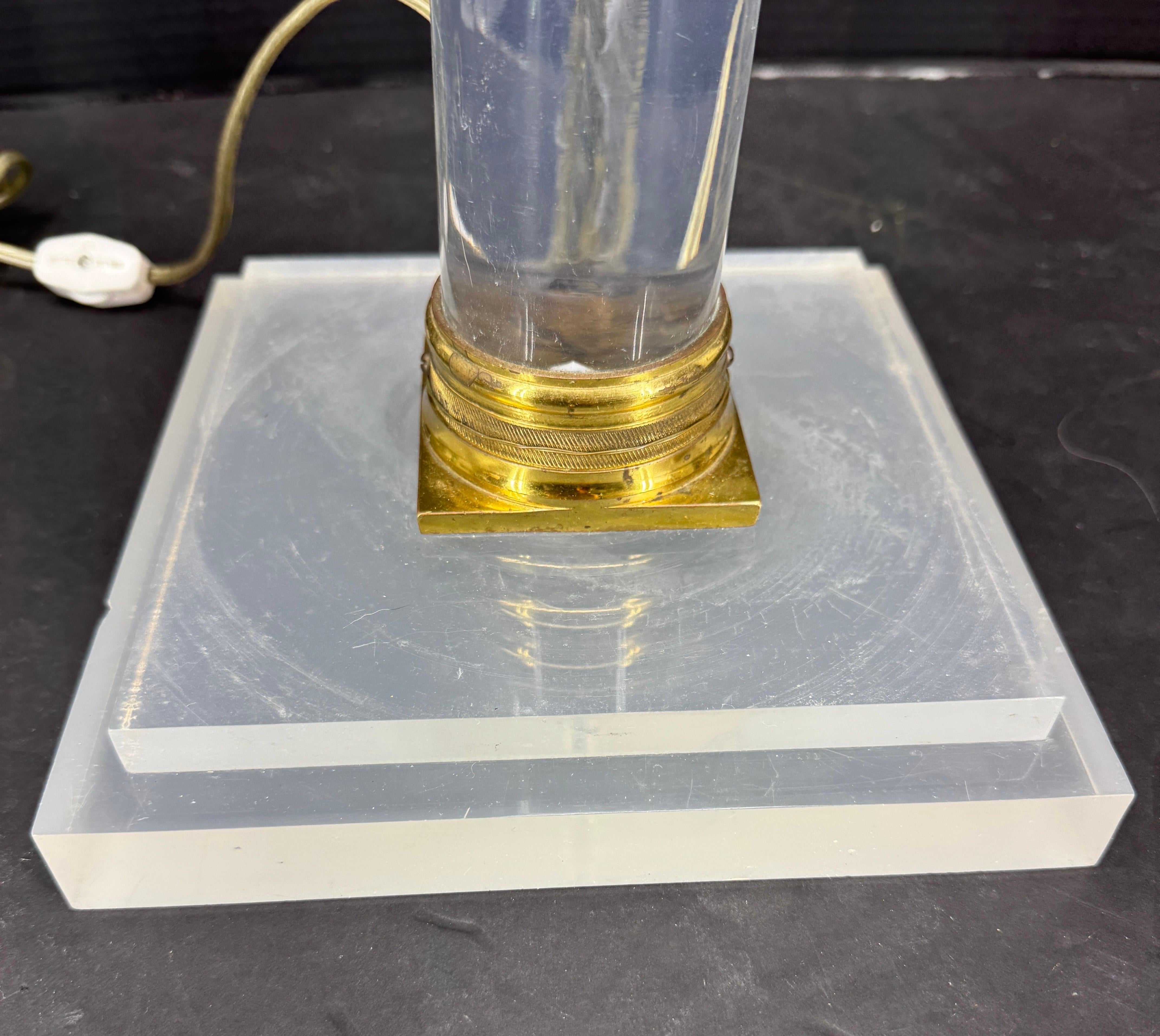 Mid-Century Modern Lampe de table carrée en laiton doré et lucite The Moderns en vente