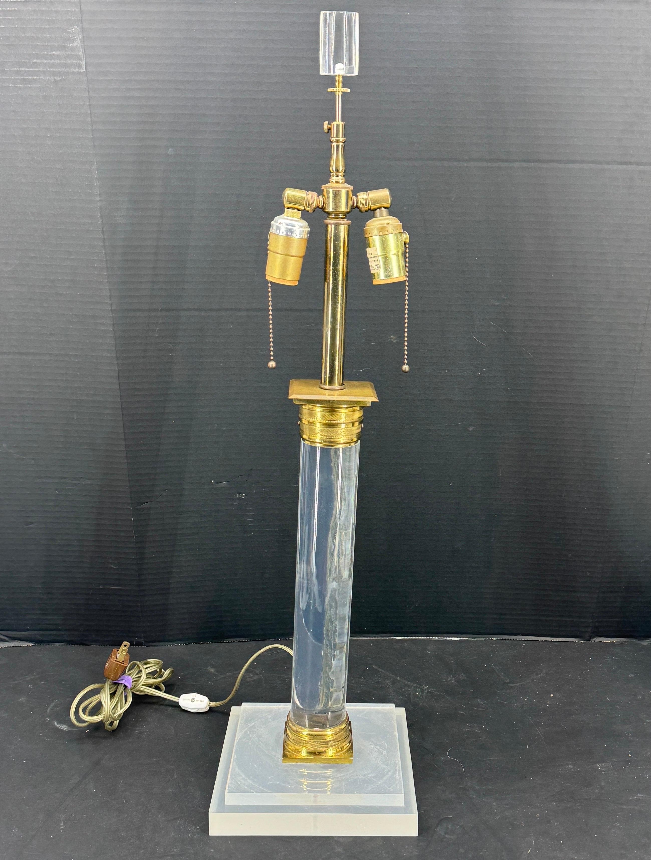 Américain Lampe de table carrée en laiton doré et lucite The Moderns en vente
