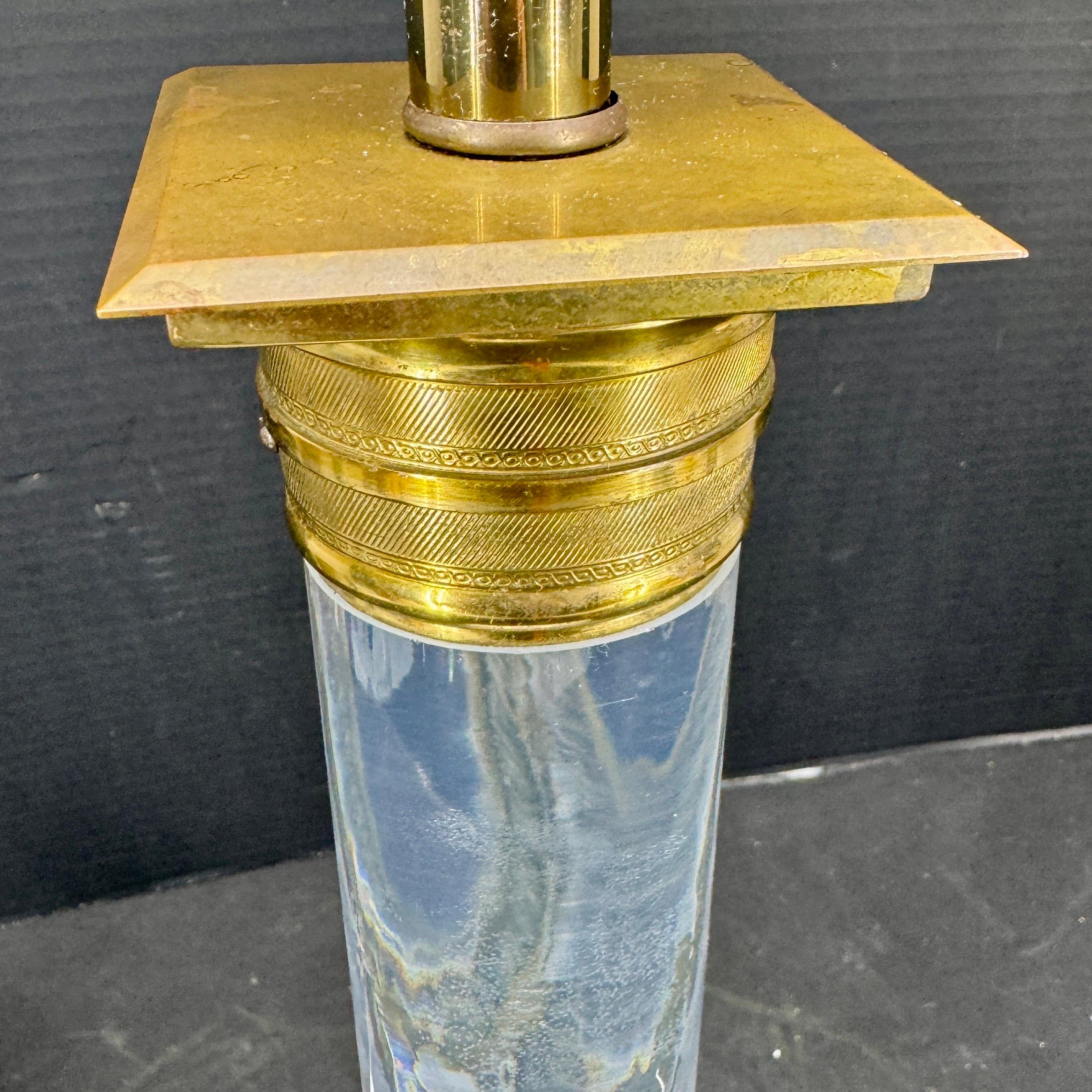 Lampe de table carrée en laiton doré et lucite The Moderns Bon état - En vente à Haddonfield, NJ