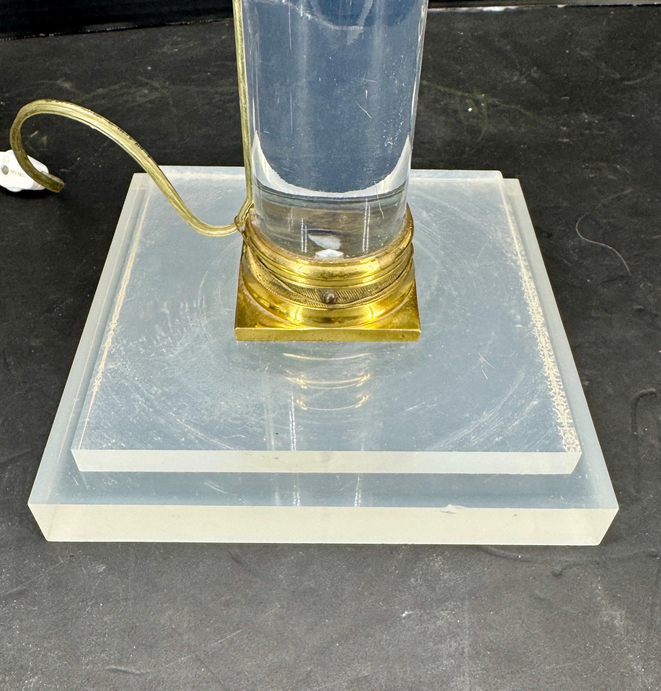 Fin du 20e siècle Lampe de table carrée en laiton doré et lucite The Moderns en vente