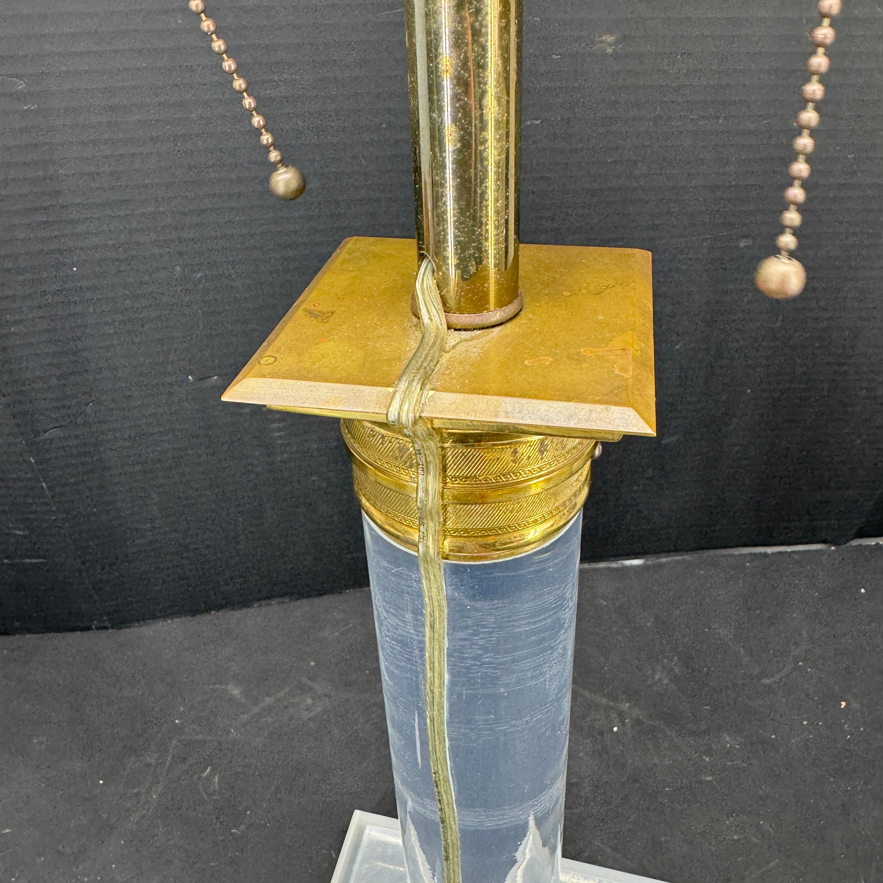 Laiton Lampe de table carrée en laiton doré et lucite The Moderns en vente