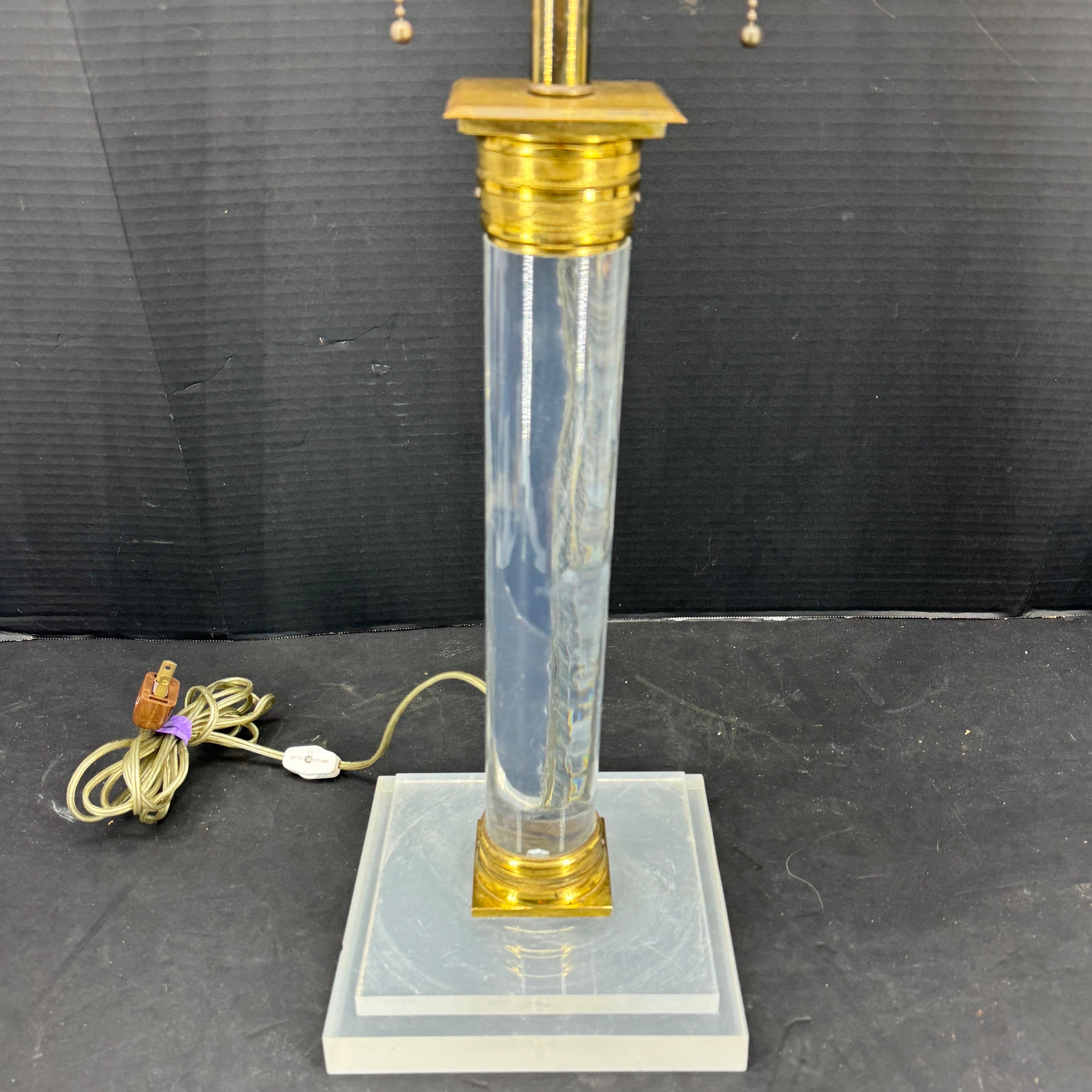 Lampe de table carrée en laiton doré et lucite The Moderns en vente 1