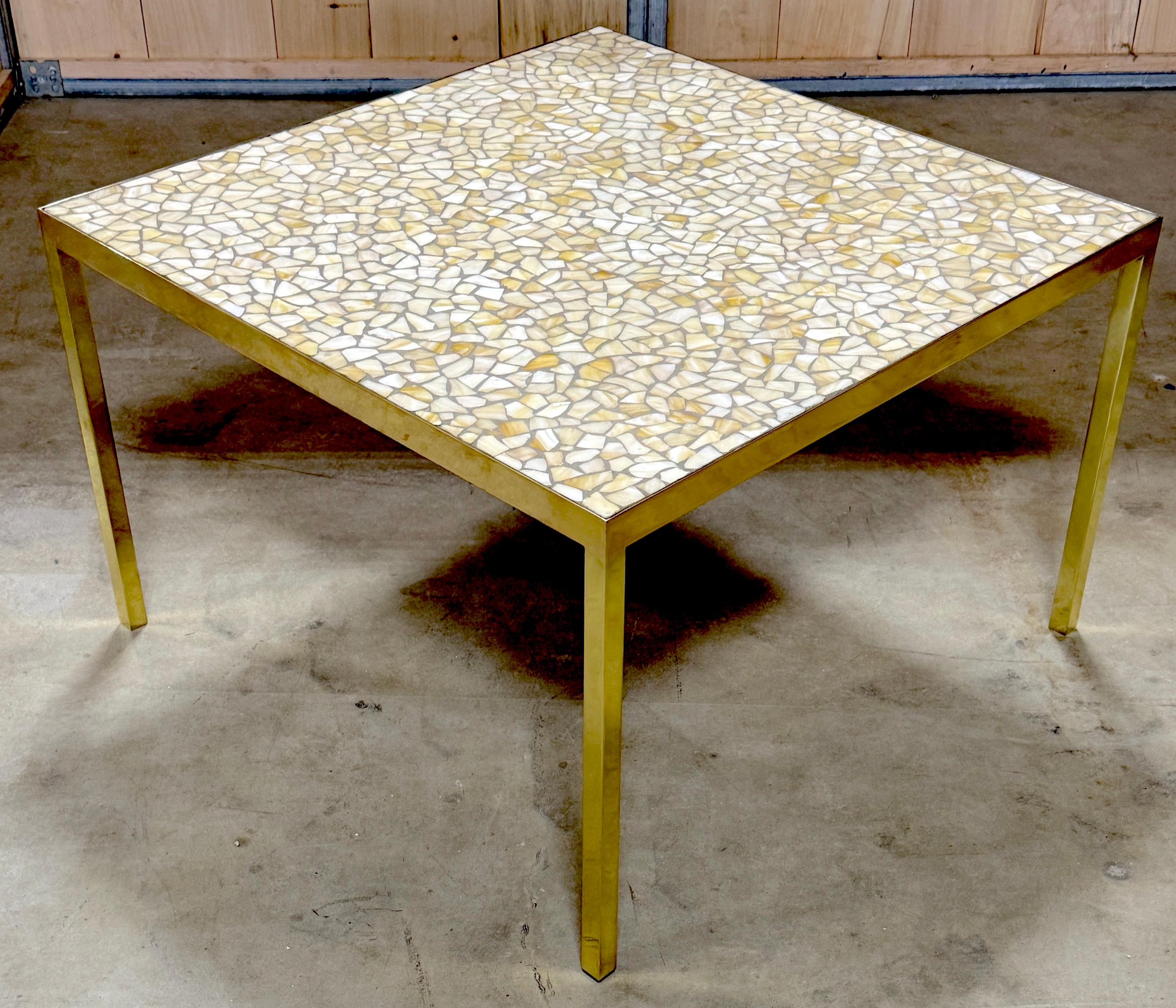 Table basse en laiton et verre incrusté, par Morris Lapidus, USA Circa 1950s

Cette table basse en laiton et verre incrusté, attribuée à Morris Lapidus dans les années 1950, est un témoignage captivant de l'âge d'or du design à Miami. Provenant à