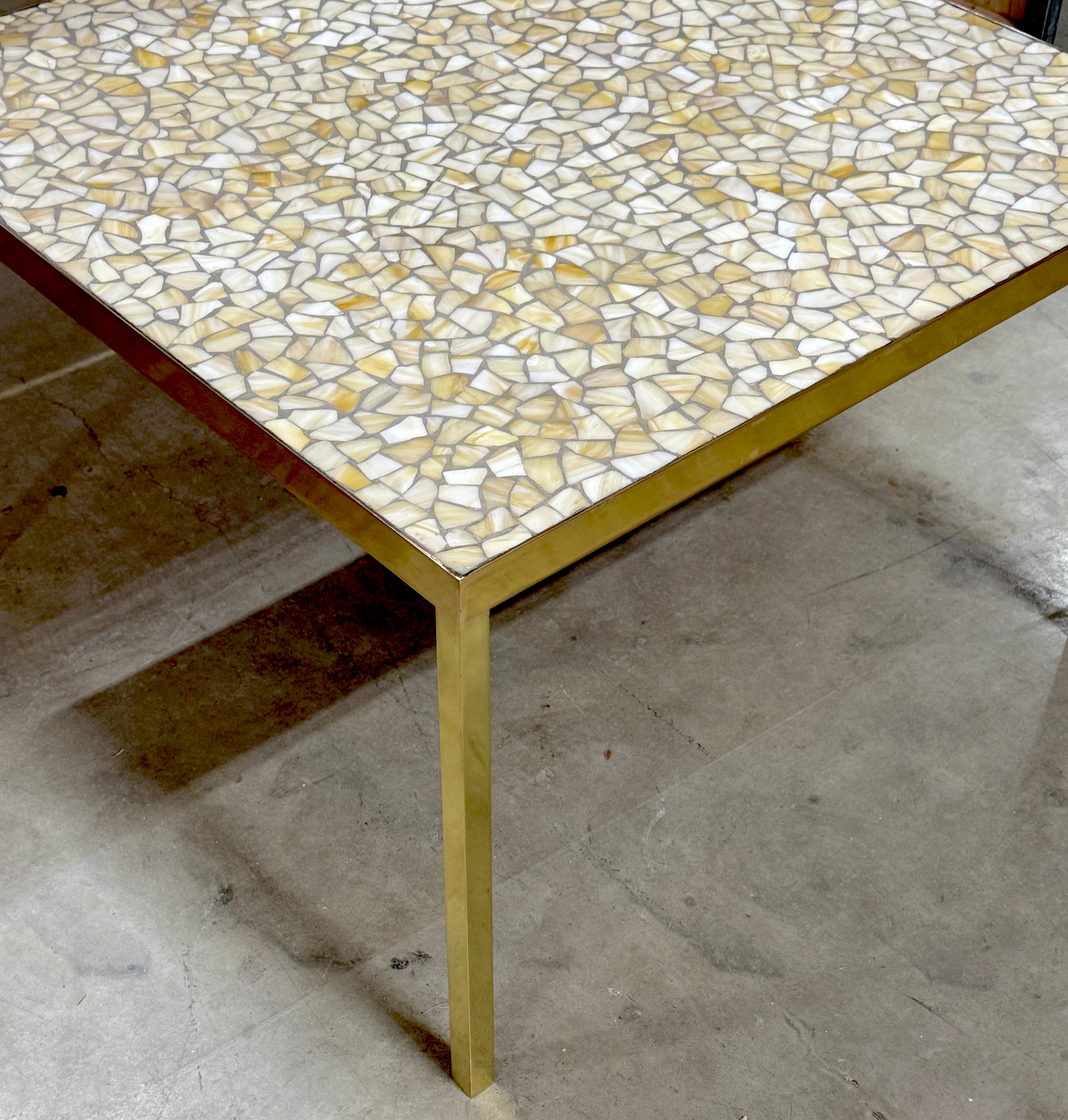 Mid-Century Modern Table basse moderne du milieu du siècle dernier en laiton et verre teinté, par Morris Lapidus en vente