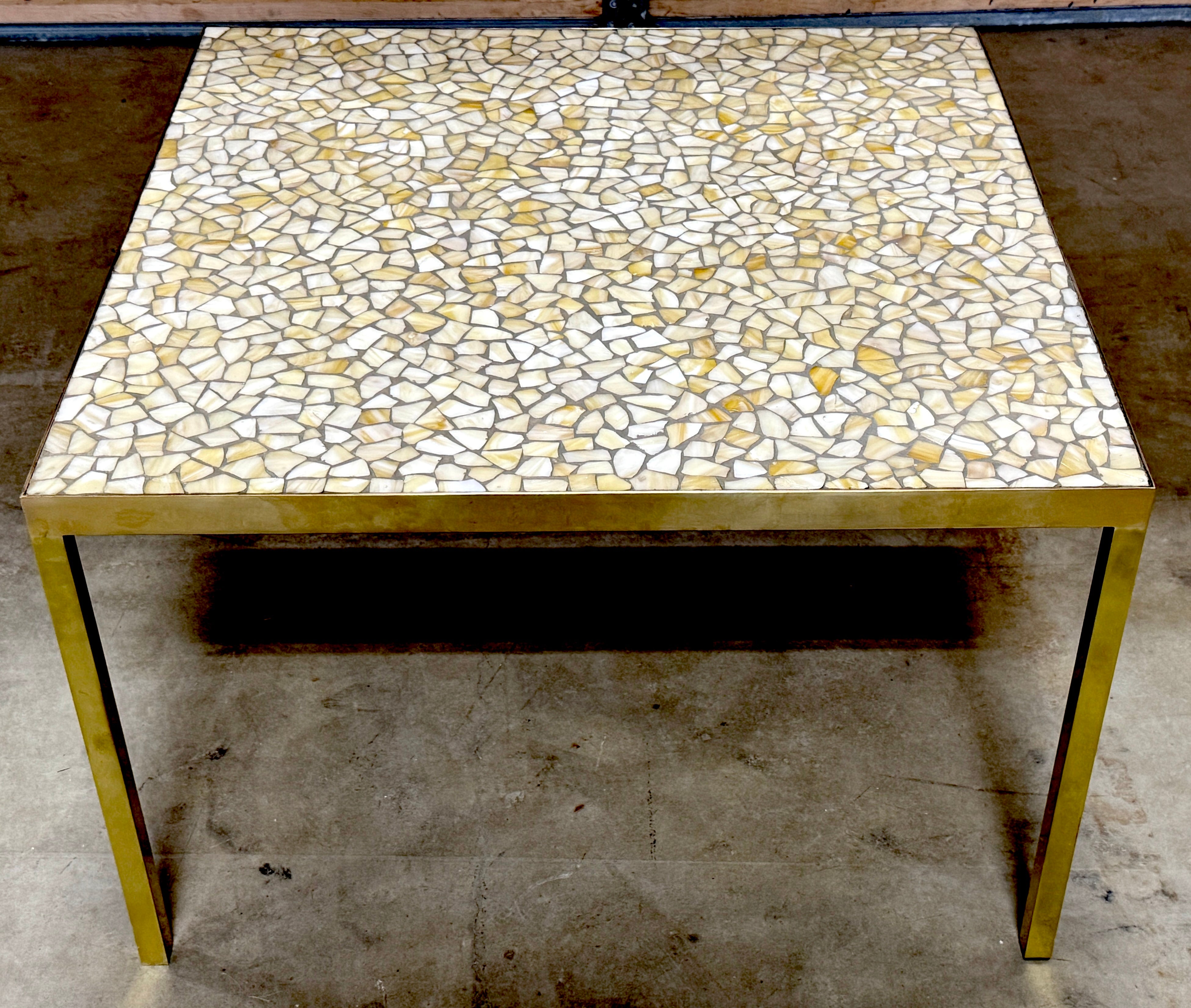 Américain Table basse moderne du milieu du siècle dernier en laiton et verre teinté, par Morris Lapidus en vente