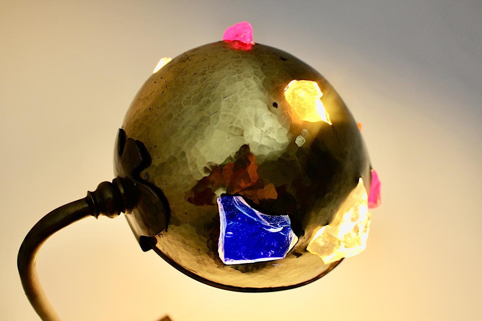 Mid-Century Modern-Tischlampe aus Messing, 1950er Jahre, Österreich, mehrfarbige Glassteine im Angebot 7
