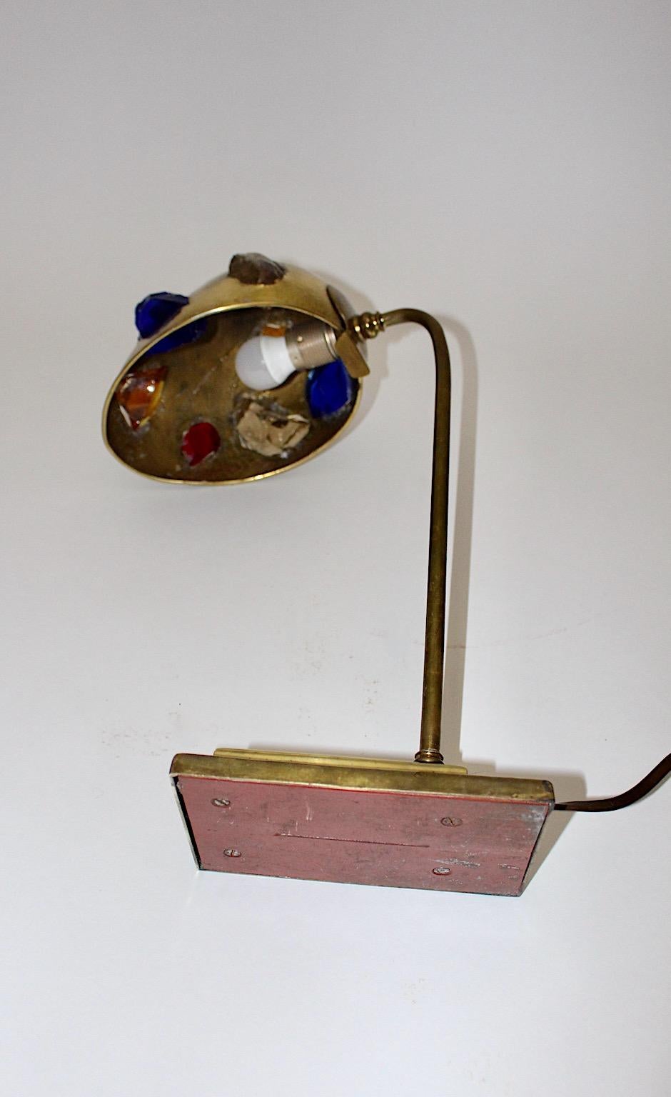 Mid-Century Modern-Tischlampe aus Messing, 1950er Jahre, Österreich, mehrfarbige Glassteine im Angebot 10