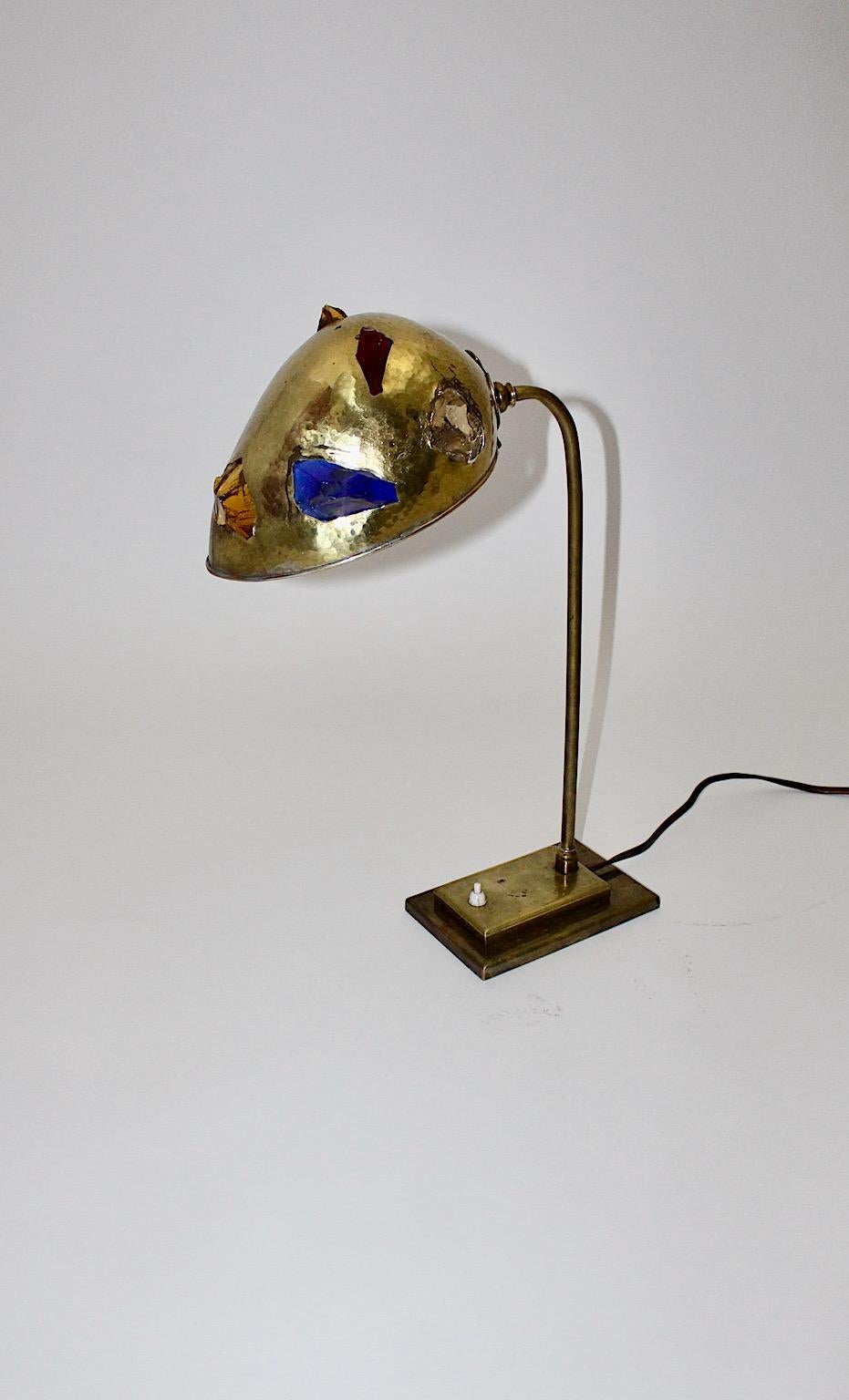 Mid-Century Modern-Tischlampe aus Messing, 1950er Jahre, Österreich, mehrfarbige Glassteine im Angebot 1
