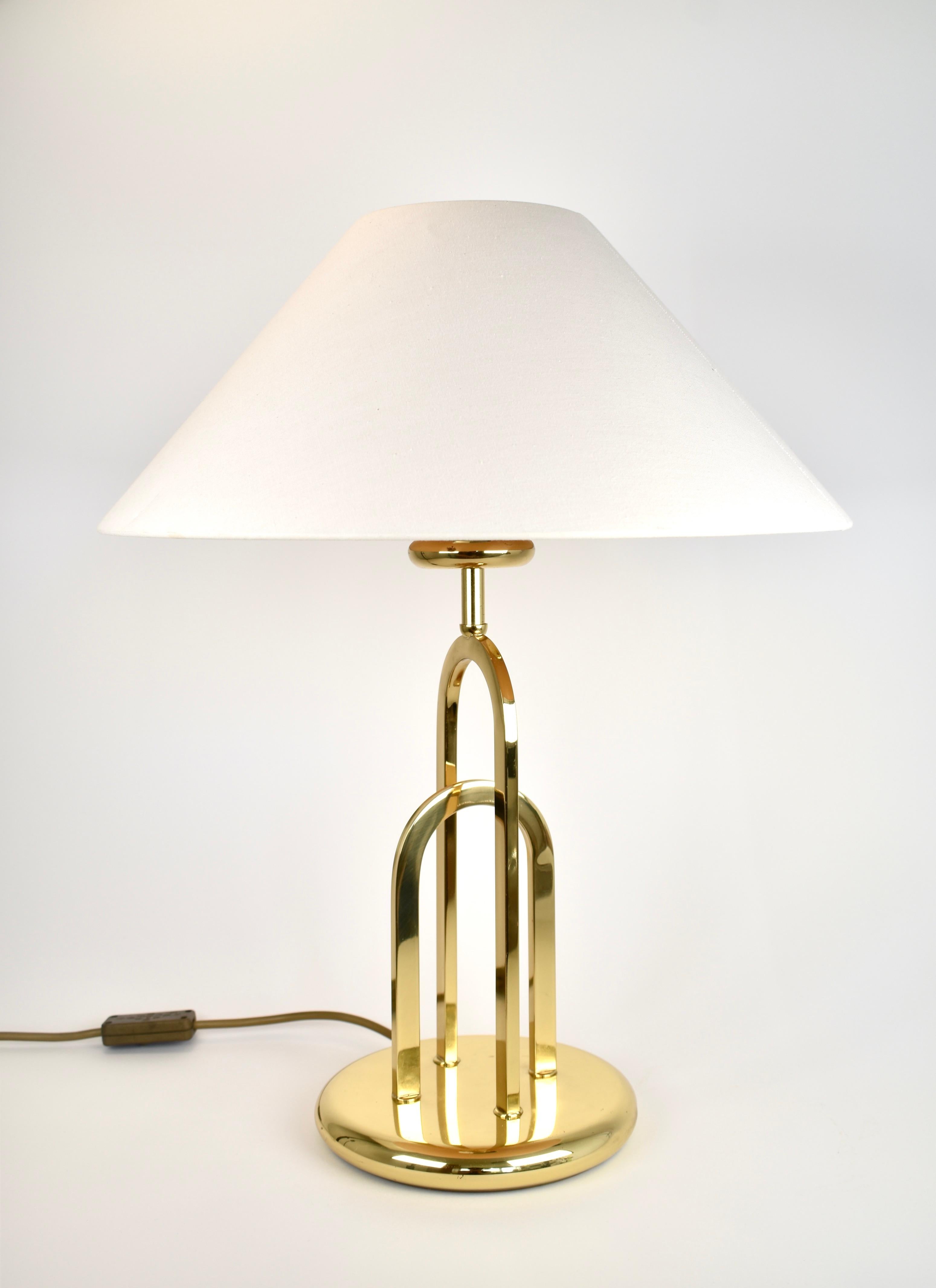 Rara lámpara de mesa de latón de finales de los 70, principios de los 80. ¡La lámpara tiene un diseño muy interesante y está en muy buen estado! Sólo tiene pequeñas marcas de desgaste. Admite una bombilla de tamaño e26/e27.

Recableado para tomas