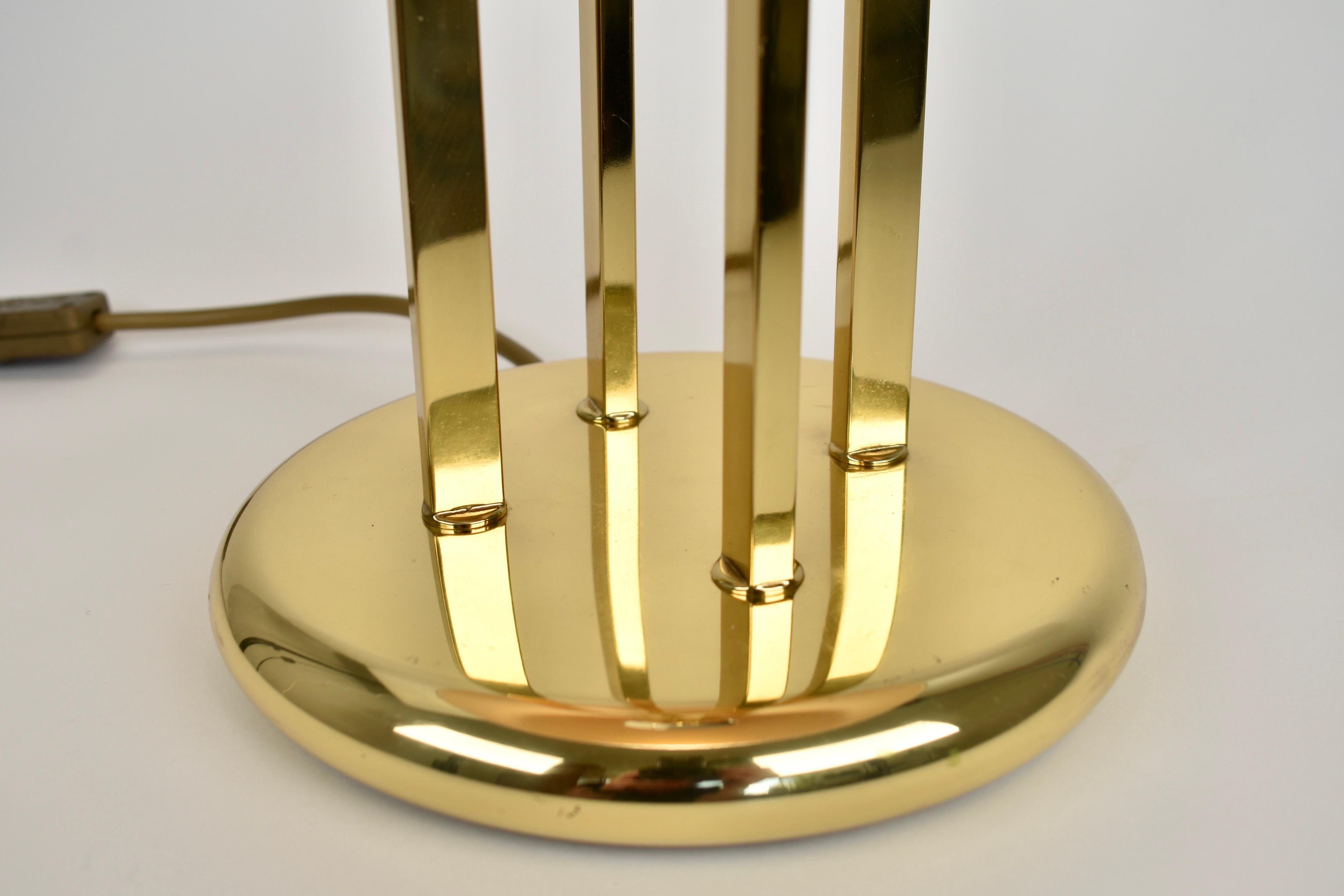 Lámpara de mesa de latón moderna de mediados de siglo, años 70 en venta 2