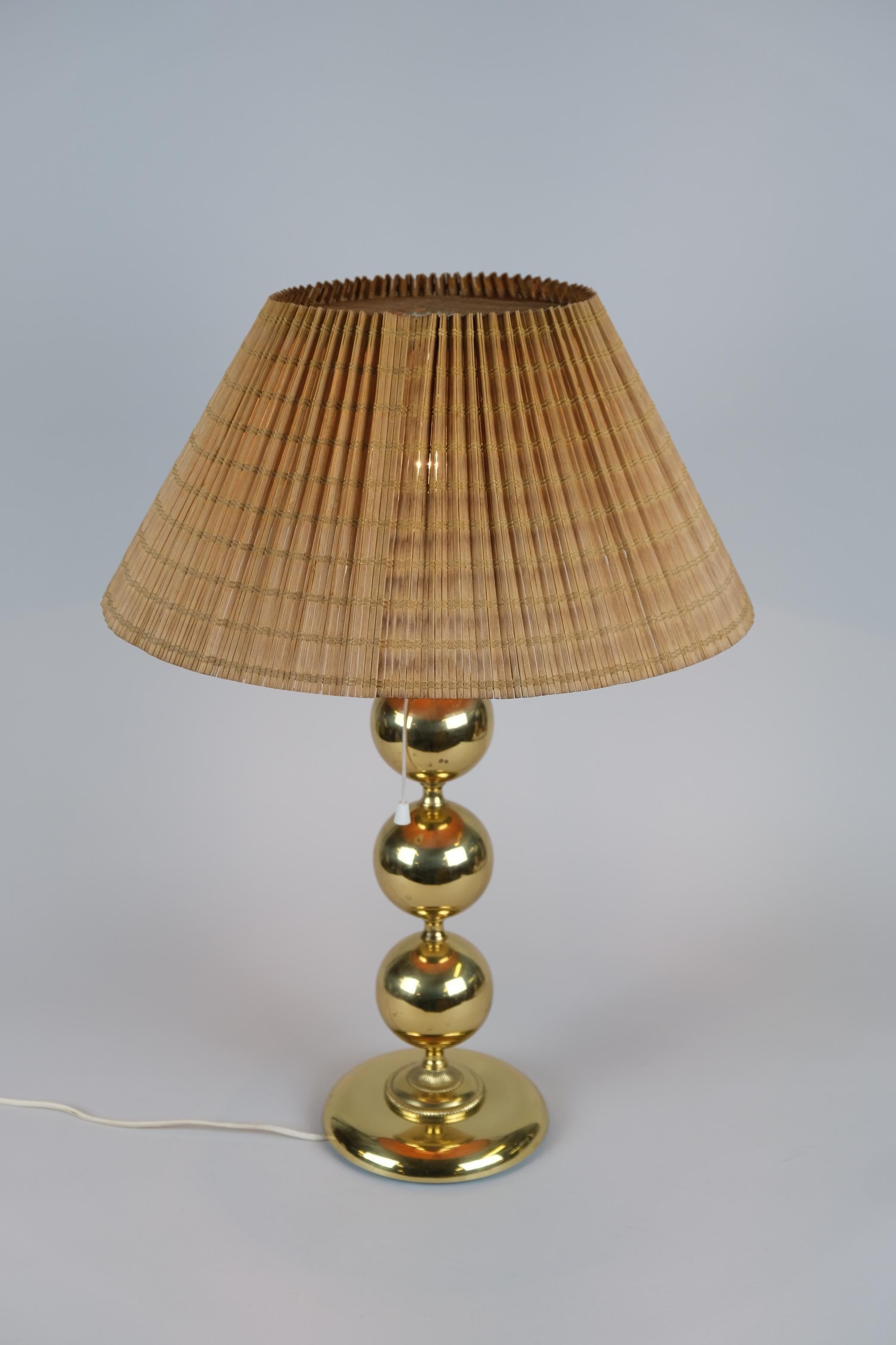 Grande lampe de table en laiton de style moderne du milieu du siècle avec un abat-jour en ardoise en bois, fabriquée par Valaisin Mäkelä oy. Cette lampe semble avoir été conçue par le designer finlandais Kai Ruokonen (Finnmark), car nous en avons
