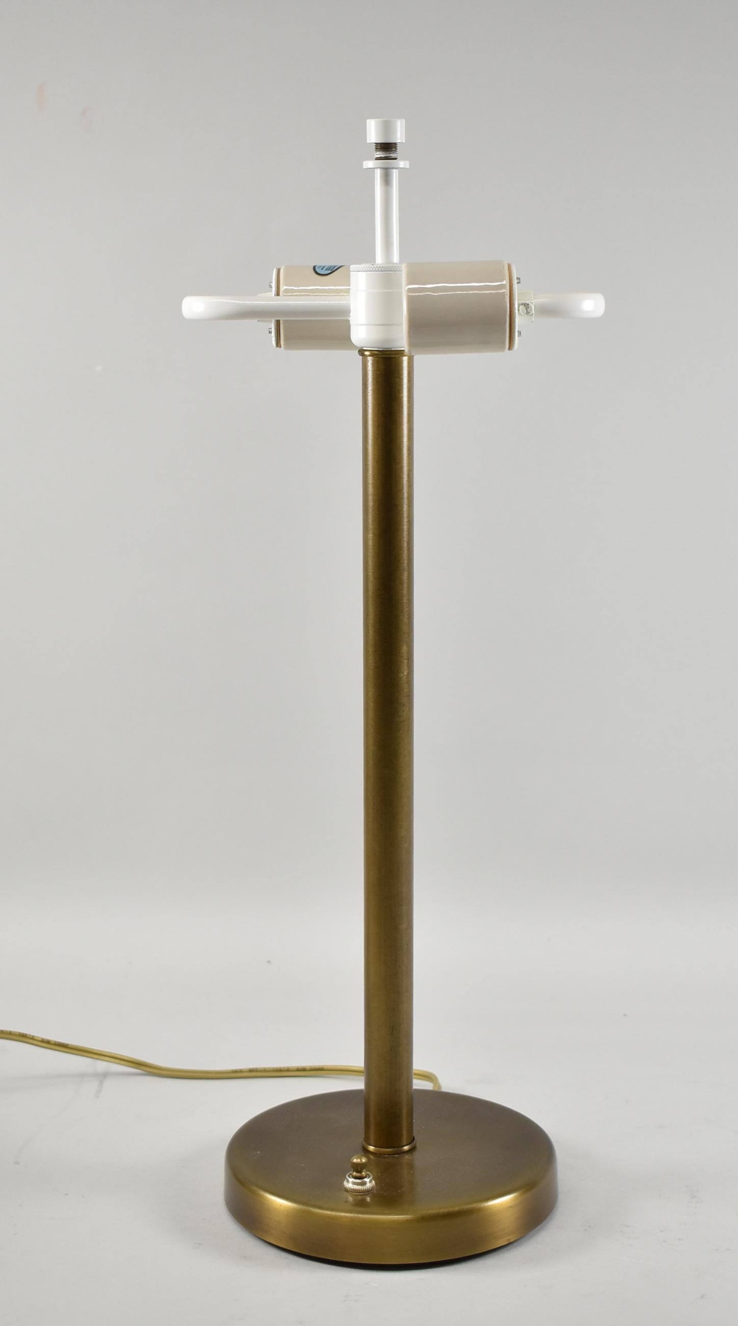 Mid-Century Modern Brass Table Lamp Attributed to Walter Von Nessen In Good Condition For Sale In Toledo, OH