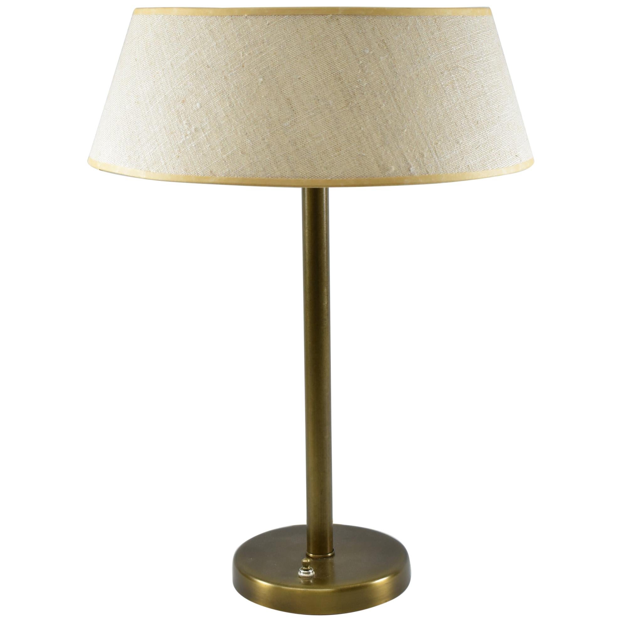 Moderne Mid-Century-Tischlampe aus Messing, Walter von Nessen zugeschrieben im Angebot