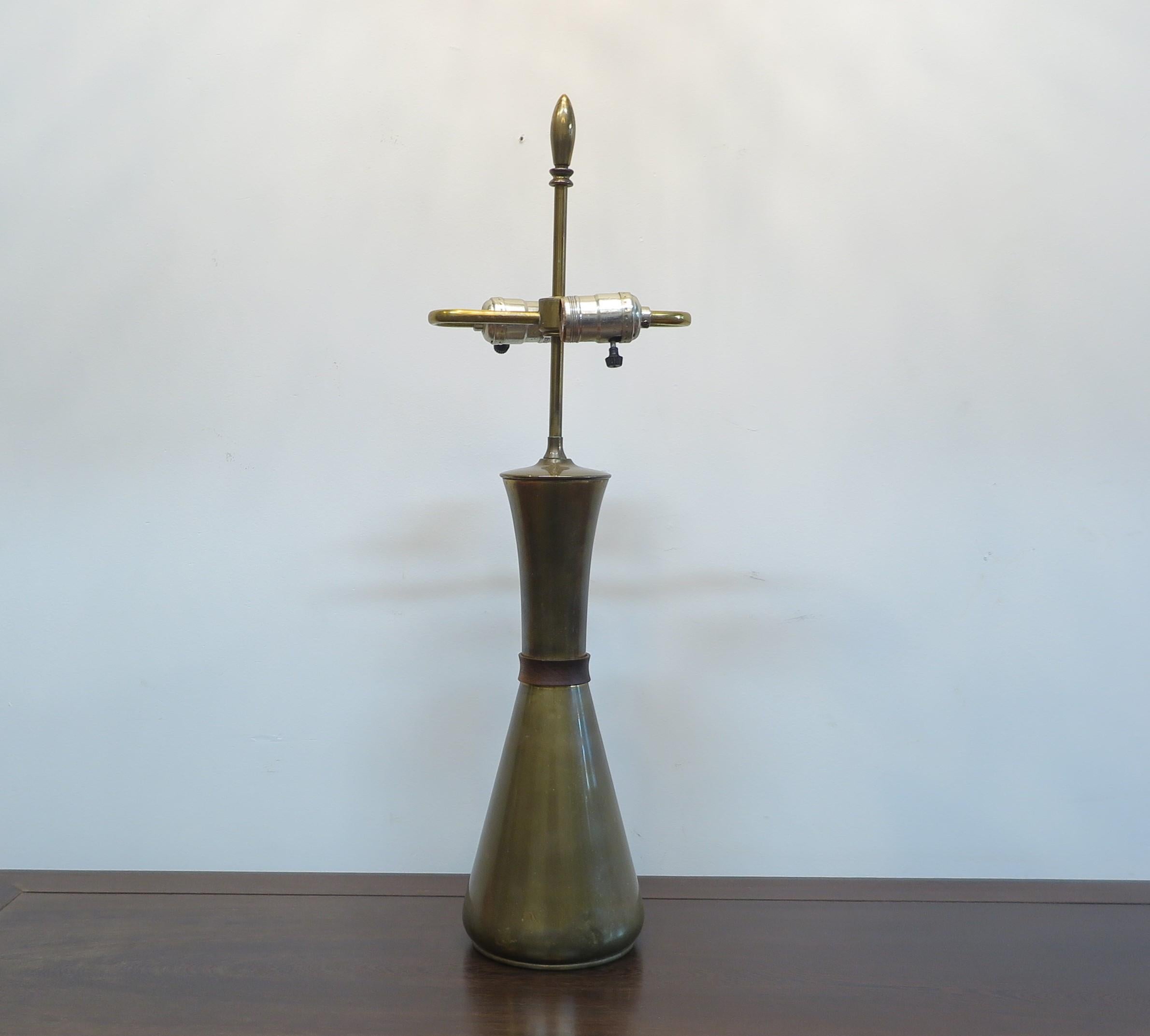 Mid Century Modern Brass Hour Glass Shaped Table Lamp.  Mid Century Messing Tischlampe in der Form einer Sanduhr mit Teakholz Detail in der Mitte.  Die Oberseite ist im Durchmesser schmaler als die Unterseite.  Das Messing hat eine warme,