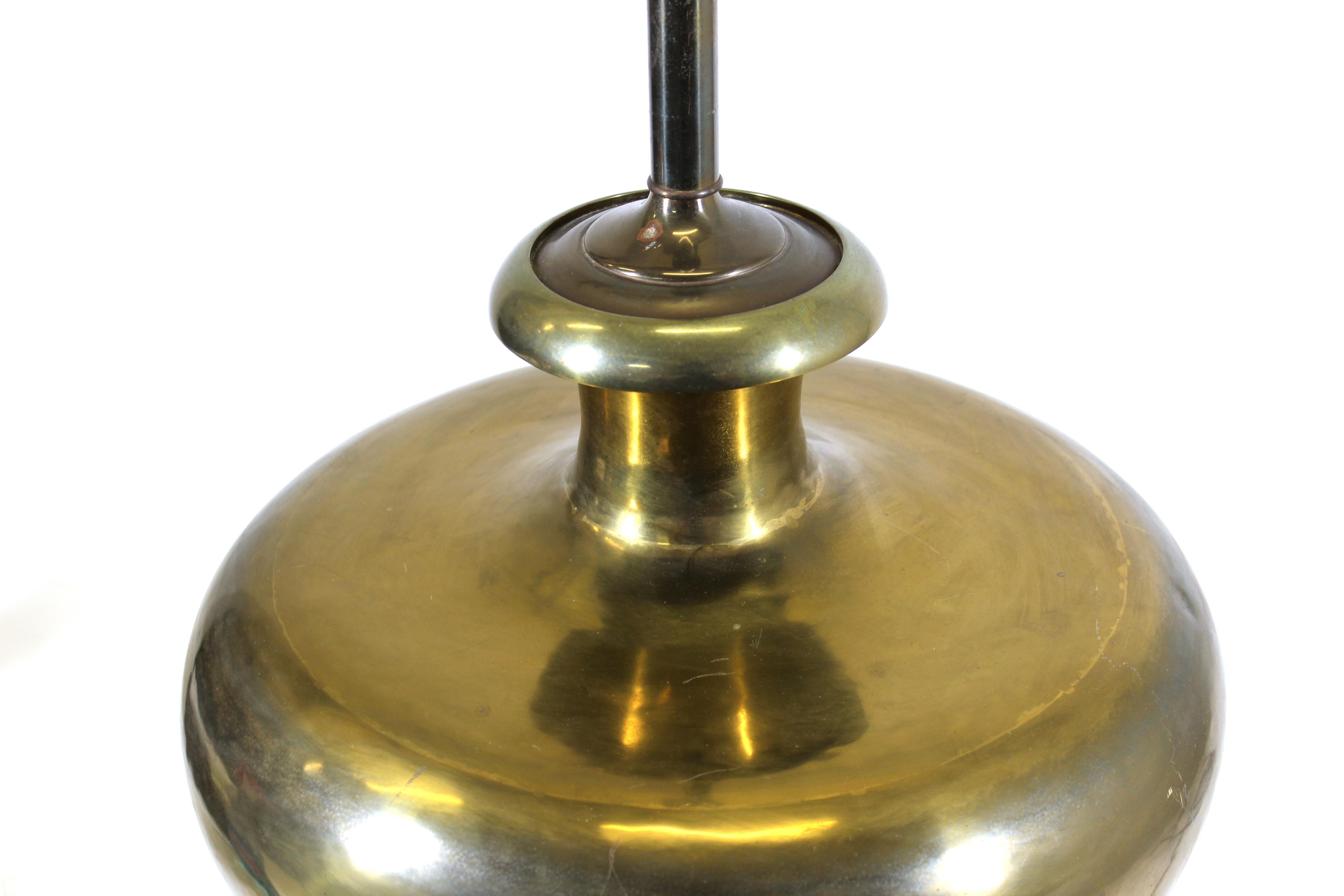 Mid-Century Modern Brass table Lamp In Good Condition For Sale In New York, NY