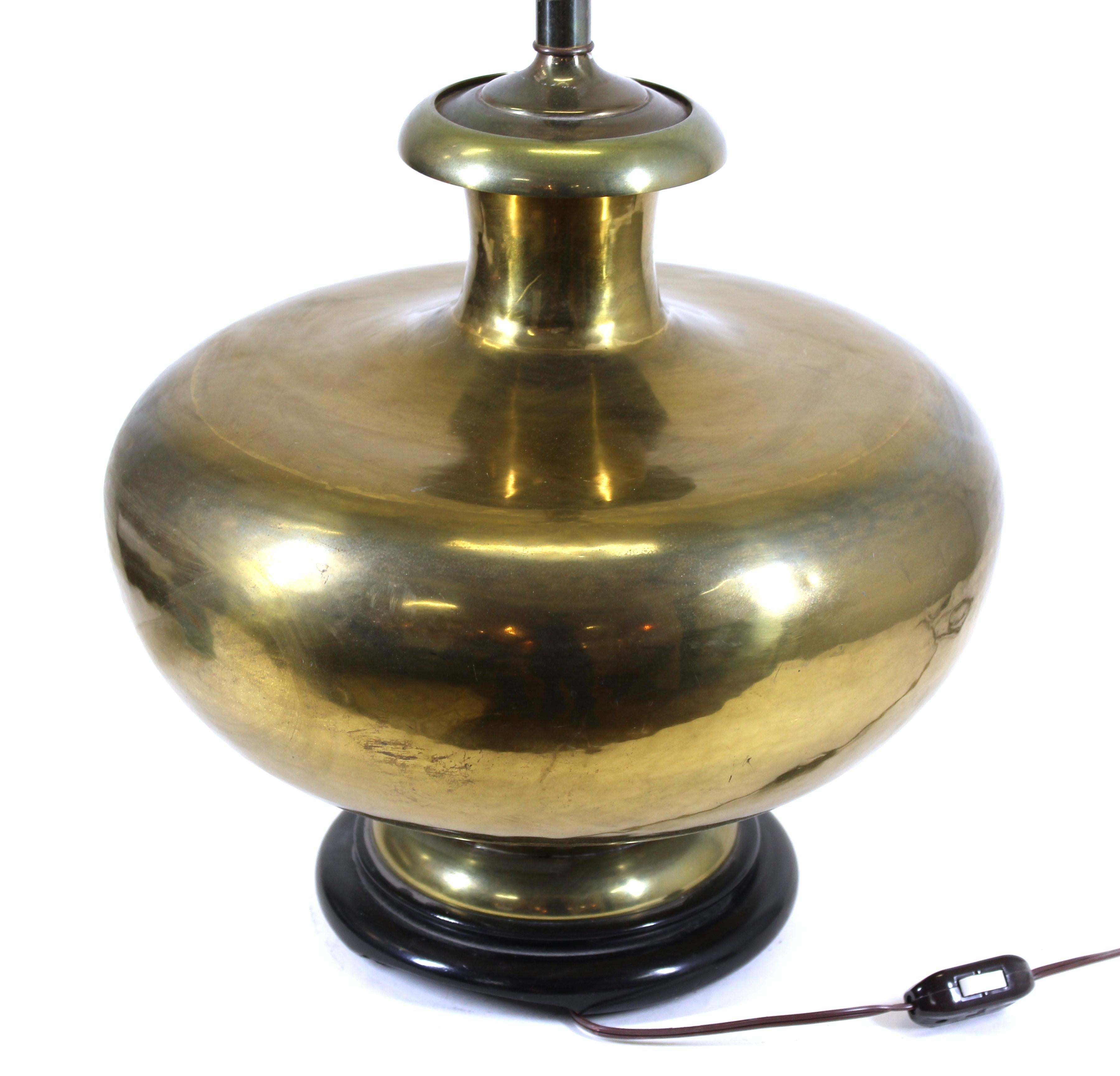 Mid-Century Modern Brass table Lamp For Sale 1